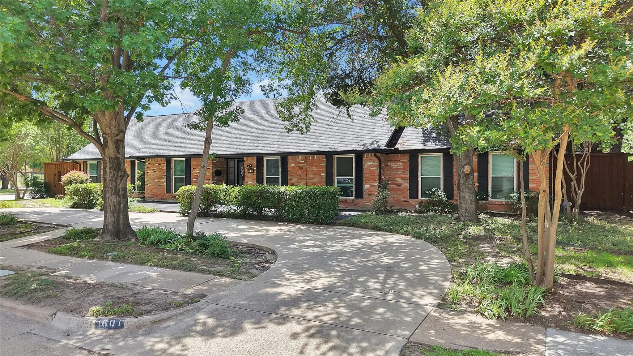 Single Family Residence For Sale in Dallas County , 1601 Oak Meadow Drive, Irving, Texas 75061, 4 Bedroom, 3 Bathroom, Garage spaces, 3,202 Sqft, built in 1968, mls#21388942, Real Estate Agent in Irving, Homes For Sale in Dallas county, Homes For Sale in Irving, Realtor in Irving Texas, Real Estate Brokerage Independent Realty Texas, Luminita Cordes Realtor