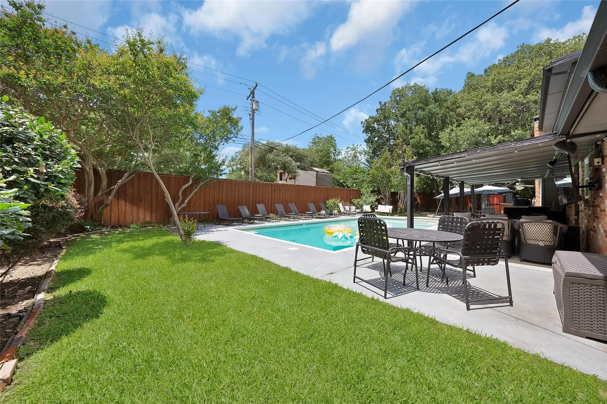 Single Family Residence For Sale in Dallas County , 1601 Oak Meadow Drive, Irving, Texas 75061, 4 Bedroom, 3 Bathroom, Garage spaces, 3,202 Sqft, built in 1968, mls#21388942, Real Estate Agent in Irving, Homes For Sale in Dallas county, Homes For Sale in Irving, Realtor in Irving Texas, Real Estate Brokerage Independent Realty Texas, Luminita Cordes Realtor