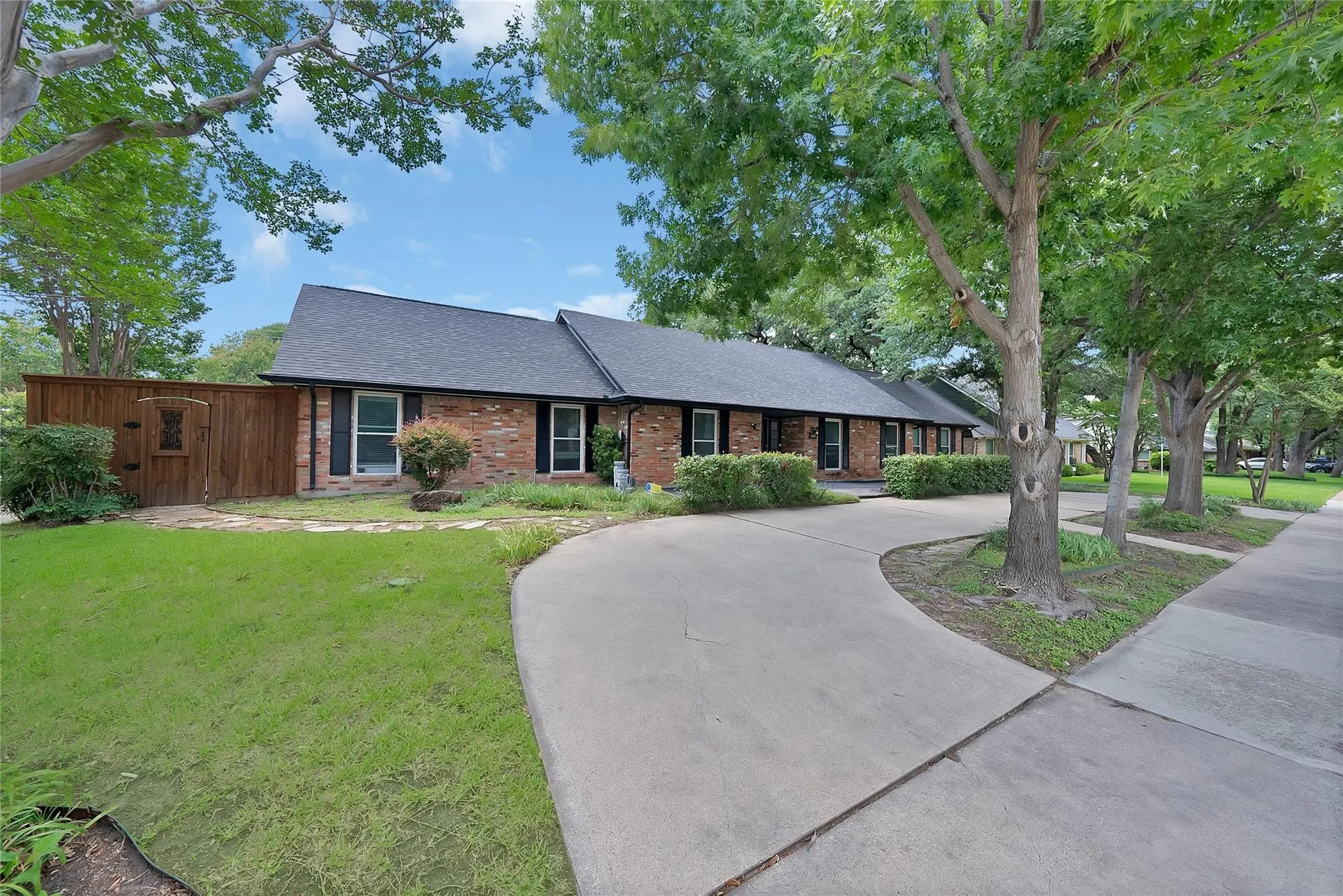 Single Family Residence For Sale in Dallas County , 1601 Oak Meadow Drive, Irving, Texas 75061, 4 Bedroom, 3 Bathroom, Garage spaces, 3,202 Sqft, built in 1968, mls#21388942, Real Estate Agent in Irving, Homes For Sale in Dallas county, Homes For Sale in Irving, Realtor in Irving Texas, Real Estate Brokerage Independent Realty Texas, Luminita Cordes Realtor