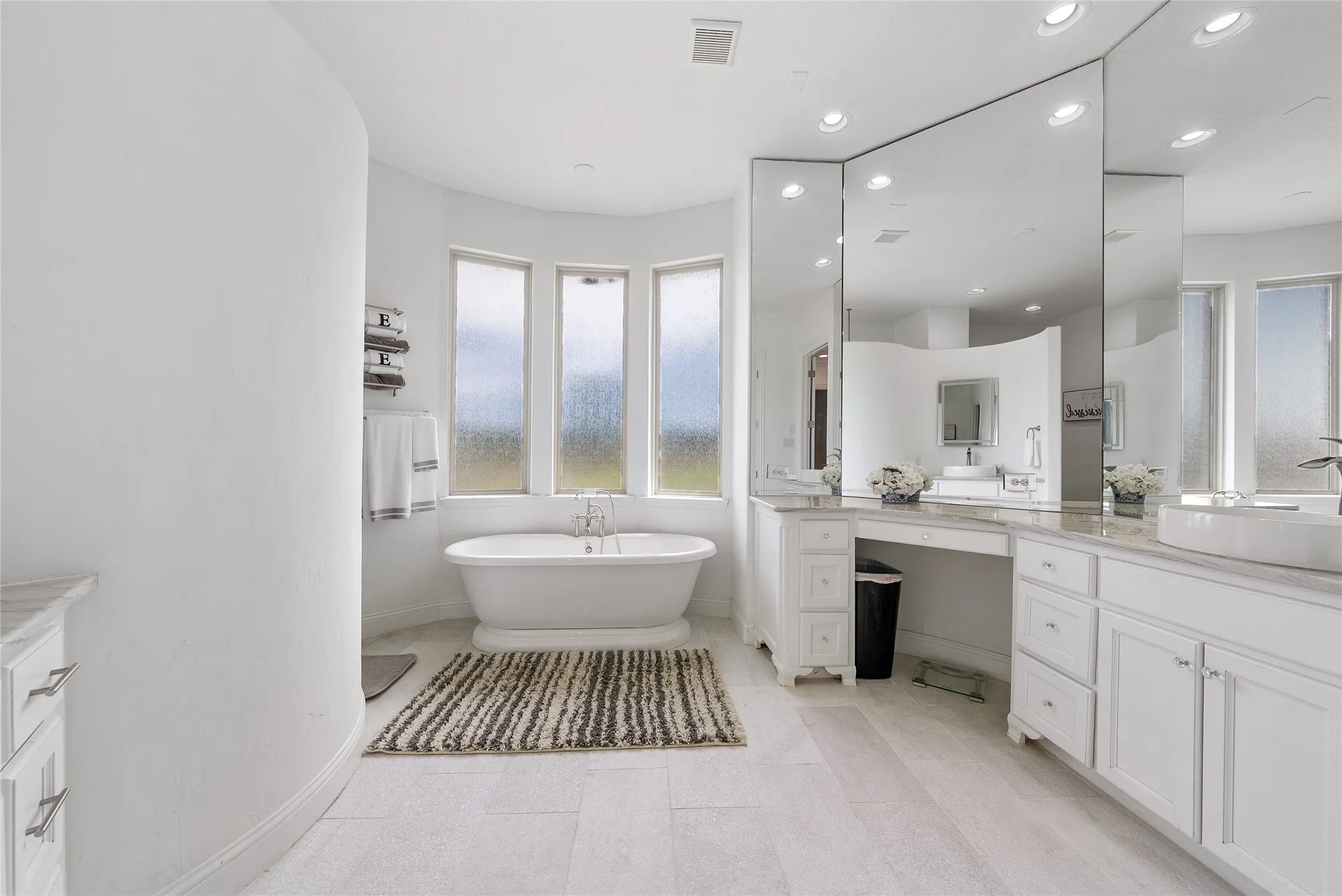 Single Family Residence For Sale in Parker County , 102 Whitney Court, Aledo, Texas 76008, 4 Bedroom, 5 Bathroom, 3 Garage spaces, 4,200 Sqft, built in 2016, mls#21388097, Real Estate Agent in Aledo, Homes For Sale in Parker county, Homes For Sale in Aledo, Realtor in Aledo Texas, Real Estate Brokerage Independent Realty Texas, Luminita Cordes Realtor