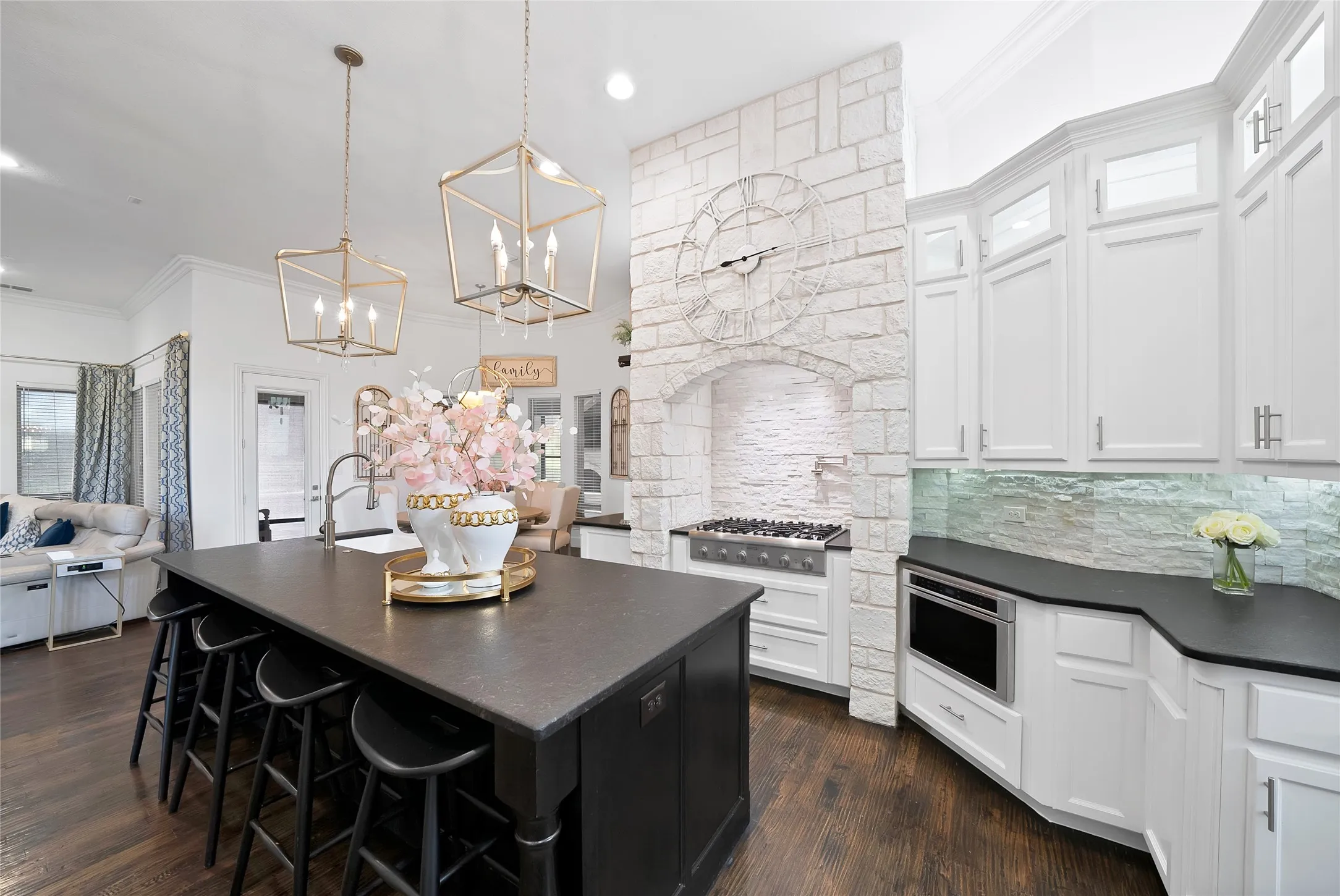 Single Family Residence For Sale in Parker County , 102 Whitney Court, Aledo, Texas 76008, 4 Bedroom, 5 Bathroom, 3 Garage spaces, 4,200 Sqft, built in 2016, mls#21388097, Real Estate Agent in Aledo, Homes For Sale in Parker county, Homes For Sale in Aledo, Realtor in Aledo Texas, Real Estate Brokerage Independent Realty Texas, Luminita Cordes Realtor