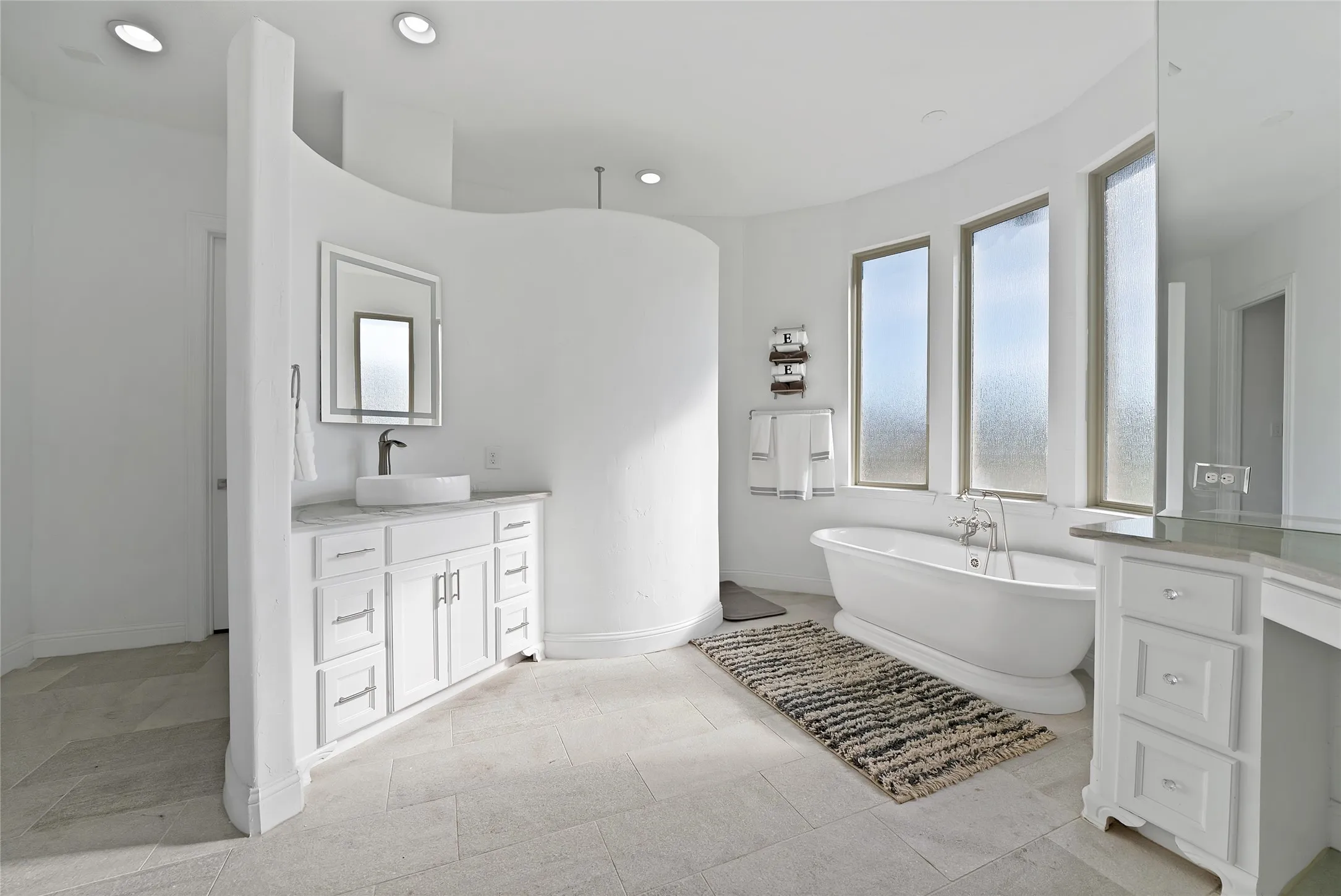 Single Family Residence For Sale in Parker County , 102 Whitney Court, Aledo, Texas 76008, 4 Bedroom, 5 Bathroom, 3 Garage spaces, 4,200 Sqft, built in 2016, mls#21388097, Real Estate Agent in Aledo, Homes For Sale in Parker county, Homes For Sale in Aledo, Realtor in Aledo Texas, Real Estate Brokerage Independent Realty Texas, Luminita Cordes Realtor