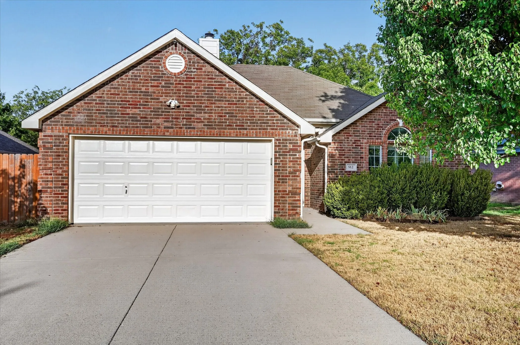 Single Family Residence For Sale in Denton County , 912 Cole Avenue, Denton, Texas 76208, 3 Bedroom, 2 Bathroom, 2 Garage spaces, 1,252 Sqft, built in 2006, mls#21388509, Real Estate Agent in Denton, Homes For Sale in Denton county, Homes For Sale in Denton, Realtor in Denton Texas, Real Estate Brokerage Independent Realty Texas, Luminita Cordes Realtor