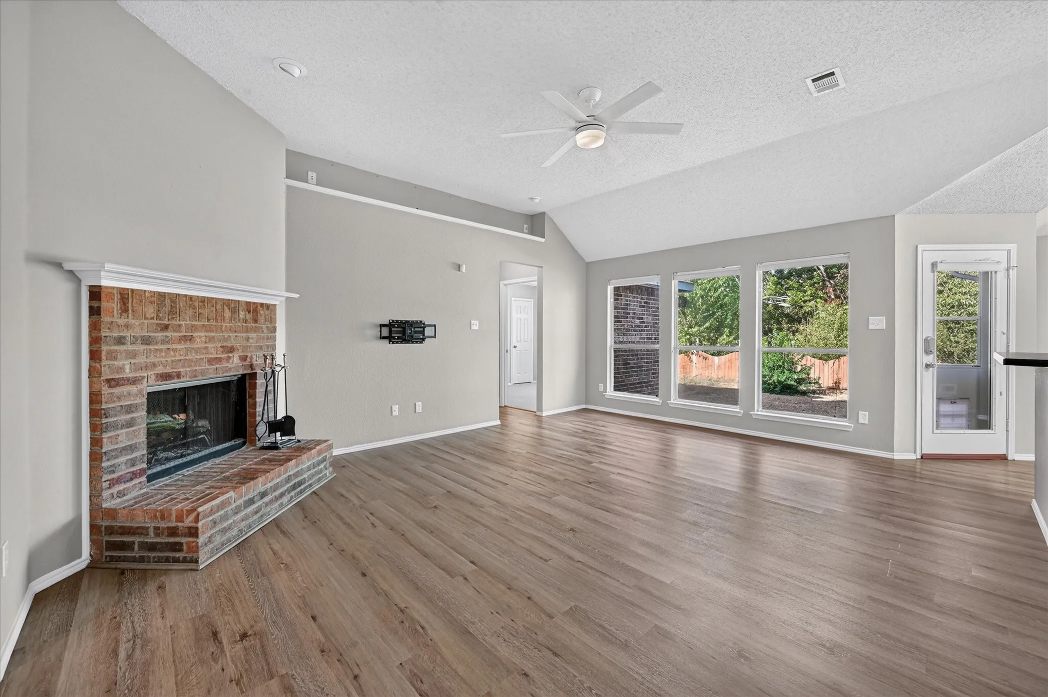 Single Family Residence For Sale in Denton County , 912 Cole Avenue, Denton, Texas 76208, 3 Bedroom, 2 Bathroom, 2 Garage spaces, 1,252 Sqft, built in 2006, mls#21388509, Real Estate Agent in Denton, Homes For Sale in Denton county, Homes For Sale in Denton, Realtor in Denton Texas, Real Estate Brokerage Independent Realty Texas, Luminita Cordes Realtor