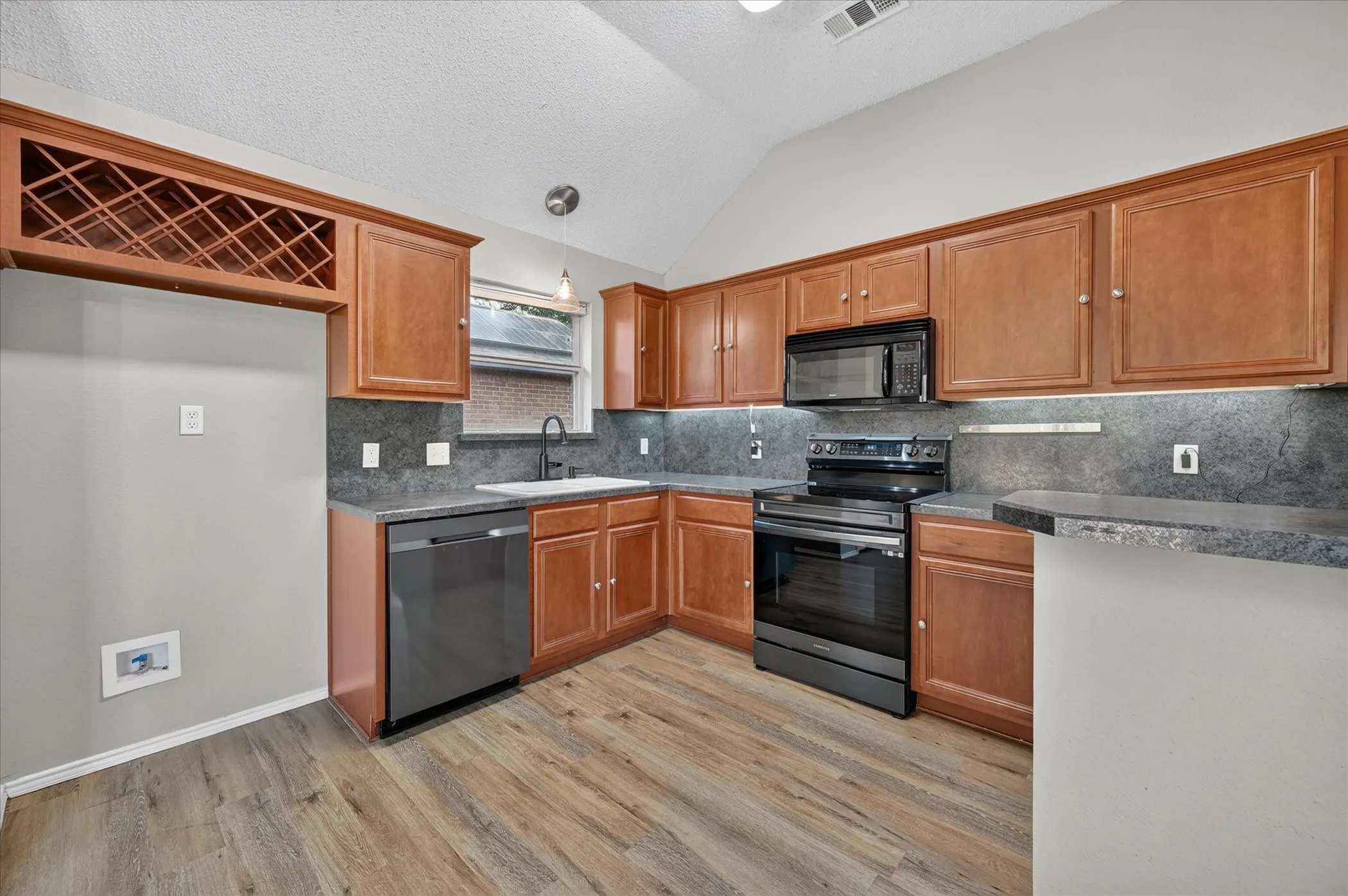 Single Family Residence For Sale in Denton County , 912 Cole Avenue, Denton, Texas 76208, 3 Bedroom, 2 Bathroom, 2 Garage spaces, 1,252 Sqft, built in 2006, mls#21388509, Real Estate Agent in Denton, Homes For Sale in Denton county, Homes For Sale in Denton, Realtor in Denton Texas, Real Estate Brokerage Independent Realty Texas, Luminita Cordes Realtor