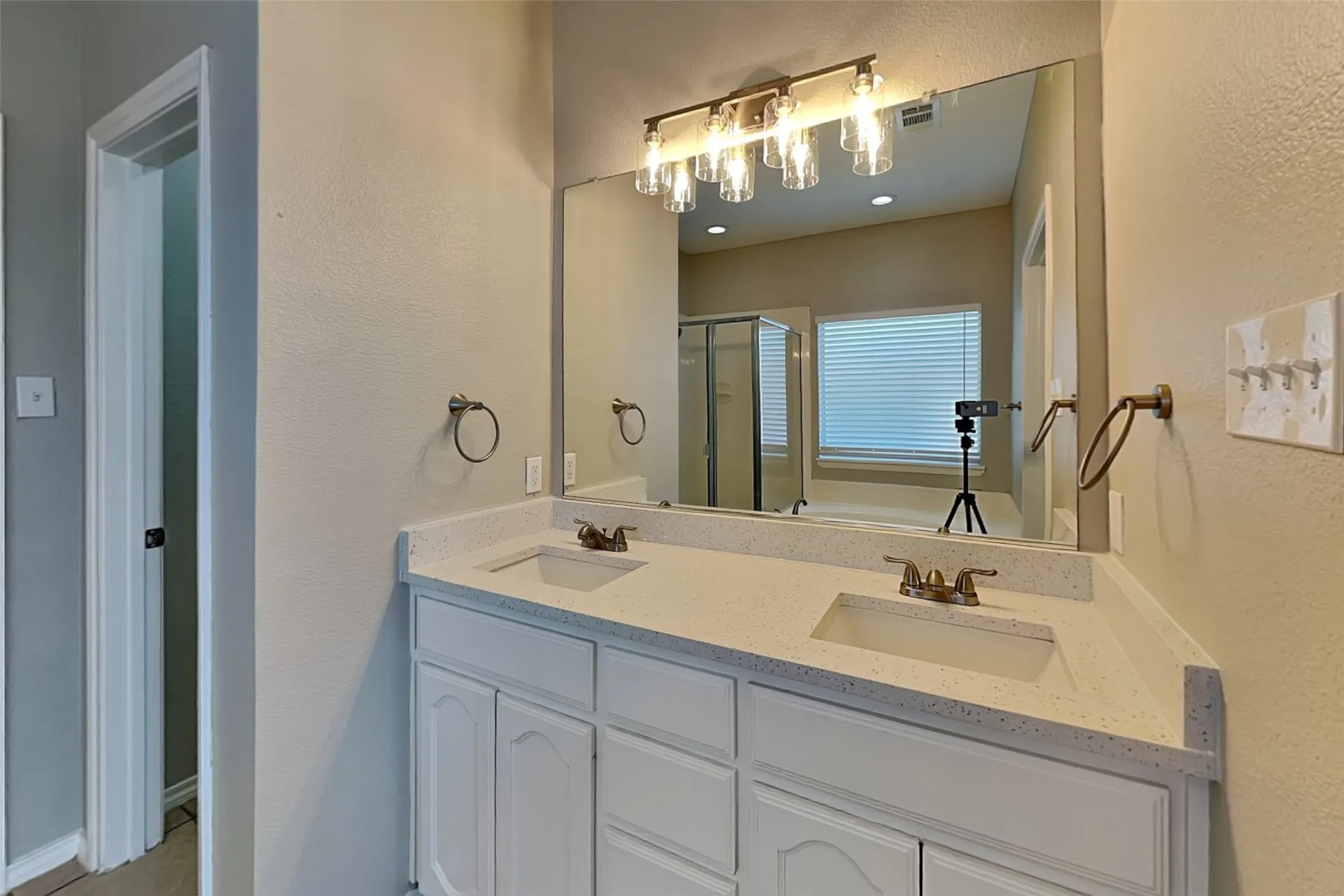 Single Family Residence For Rent in Tarrant County , 3848 Brandywine Lane, Fort Worth, Texas 76244, 3 Bedroom, 2 Bathroom, 2 Garage spaces, 1,584 Sqft, built in 2003, mls#21388946, Real Estate Agent in Fort Worth, Homes For Rent in Tarrant county, Homes For Rent in Fort Worth, Realtor in Fort Worth Texas, Real Estate Brokerage Independent Realty Texas, Luminita Cordes Realtor