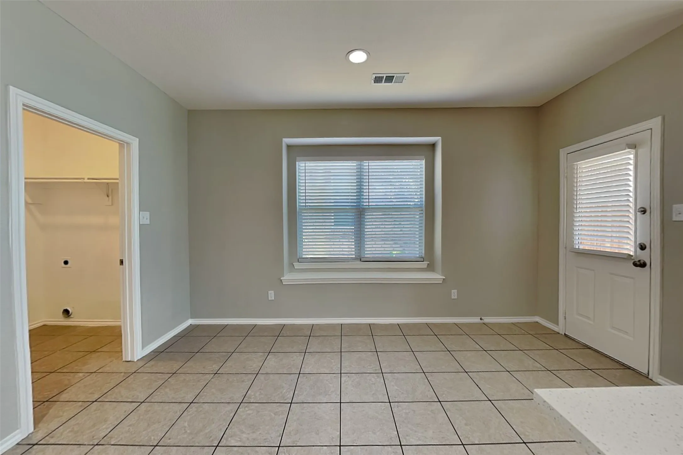 Single Family Residence For Rent in Tarrant County , 3848 Brandywine Lane, Fort Worth, Texas 76244, 3 Bedroom, 2 Bathroom, 2 Garage spaces, 1,584 Sqft, built in 2003, mls#21388946, Real Estate Agent in Fort Worth, Homes For Rent in Tarrant county, Homes For Rent in Fort Worth, Realtor in Fort Worth Texas, Real Estate Brokerage Independent Realty Texas, Luminita Cordes Realtor