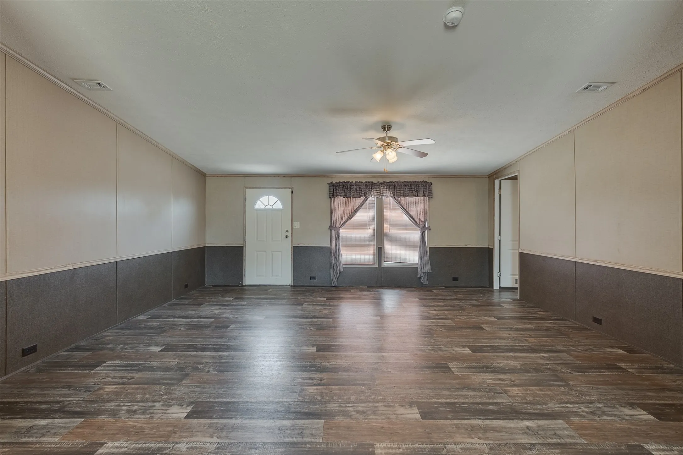 Mobile Home For Sale in Wise County , 181 Sondra Lin Boulevard, Decatur, Texas 76234, 3 Bedroom, 2 Bathroom, Garage spaces, 1,408 Sqft, built in 2020, mls#21388947, Real Estate Agent in Decatur, Homes For Sale in Wise county, Homes For Sale in Decatur, Realtor in Decatur Texas, Real Estate Brokerage Independent Realty Texas, Luminita Cordes Realtor