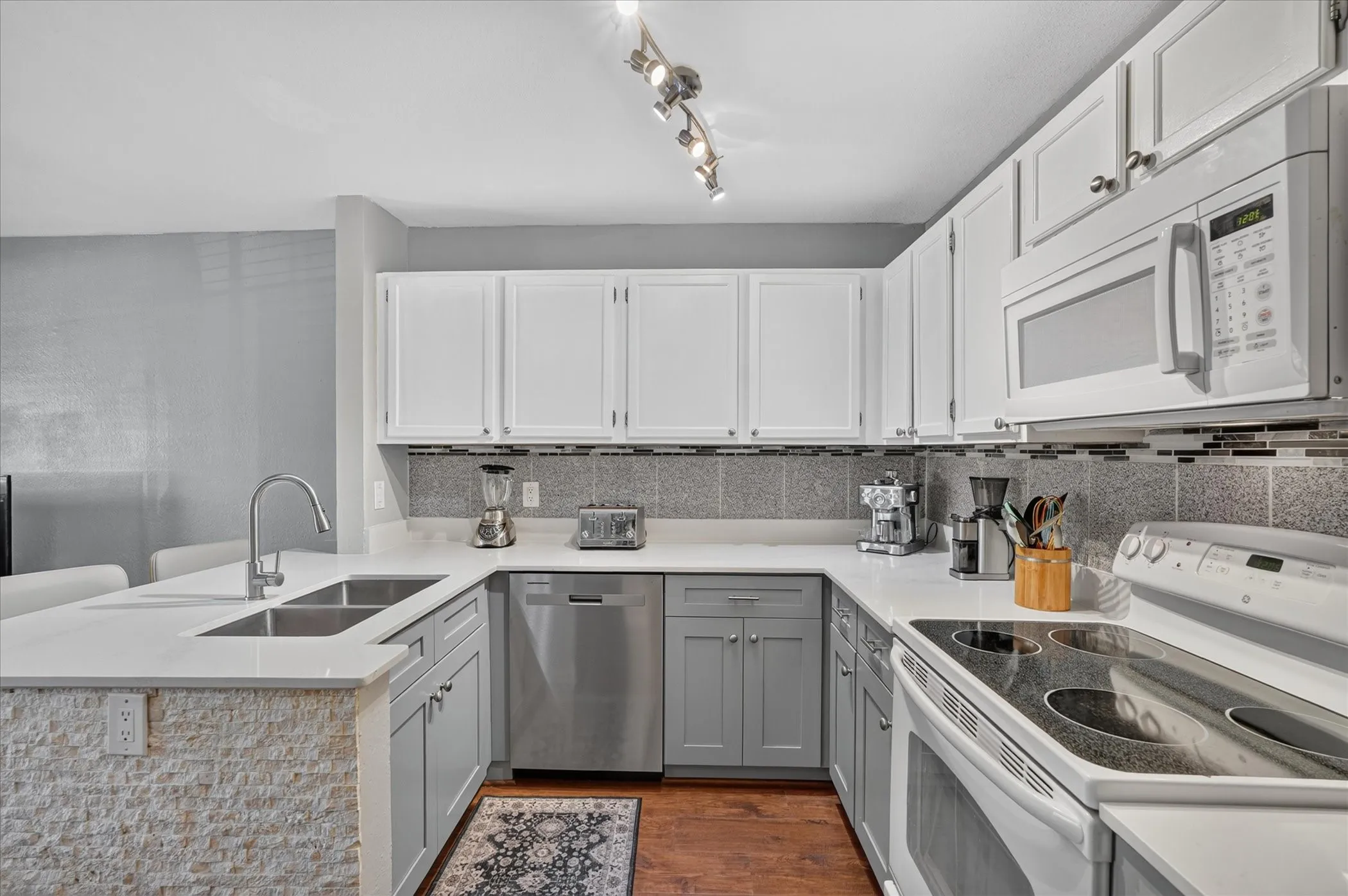 Condominium For Sale in Dallas County , 6108 Abrams Road 403, Dallas, Texas 75231, 1 Bedroom, 1 Bathroom, Garage spaces, 600 Sqft, built in 1984, mls#21383625, Real Estate Agent in Dallas, Homes For Sale in Dallas county, Homes For Sale in Dallas, Realtor in Dallas Texas, Real Estate Brokerage Independent Realty Texas, Luminita Cordes Realtor