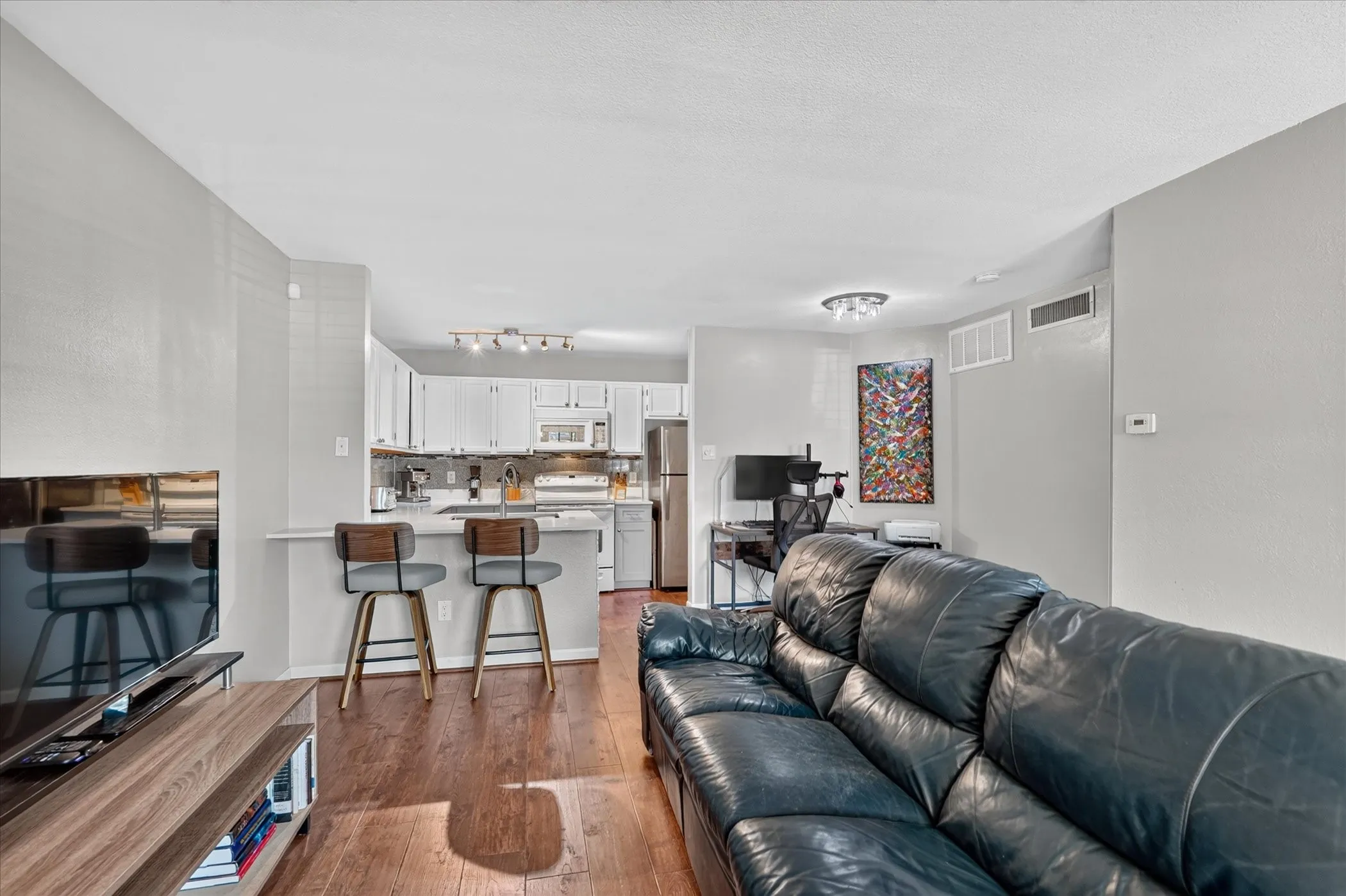 Condominium For Sale in Dallas County , 6108 Abrams Road 403, Dallas, Texas 75231, 1 Bedroom, 1 Bathroom, Garage spaces, 600 Sqft, built in 1984, mls#21383625, Real Estate Agent in Dallas, Homes For Sale in Dallas county, Homes For Sale in Dallas, Realtor in Dallas Texas, Real Estate Brokerage Independent Realty Texas, Luminita Cordes Realtor