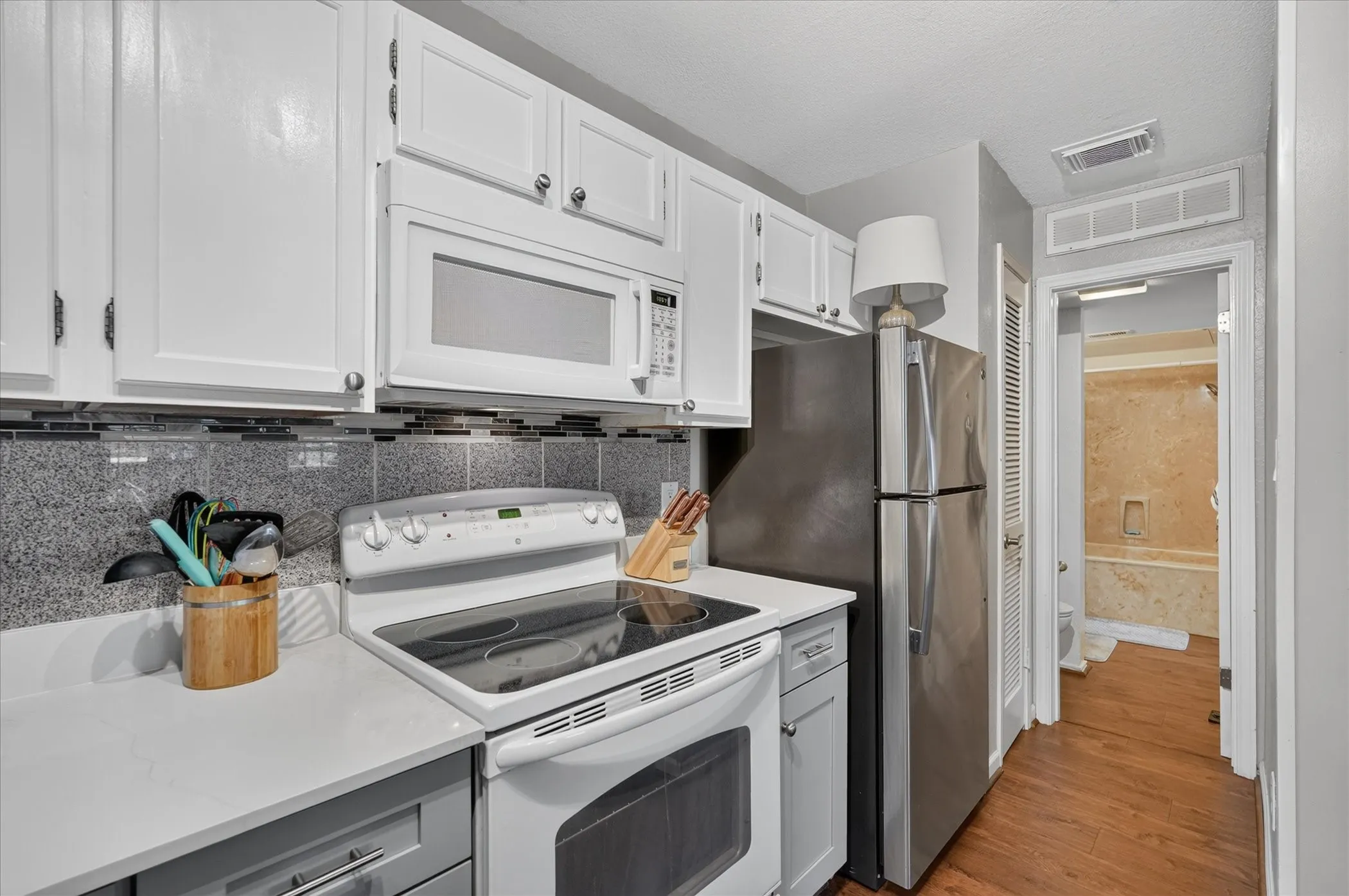 Condominium For Sale in Dallas County , 6108 Abrams Road 403, Dallas, Texas 75231, 1 Bedroom, 1 Bathroom, Garage spaces, 600 Sqft, built in 1984, mls#21383625, Real Estate Agent in Dallas, Homes For Sale in Dallas county, Homes For Sale in Dallas, Realtor in Dallas Texas, Real Estate Brokerage Independent Realty Texas, Luminita Cordes Realtor