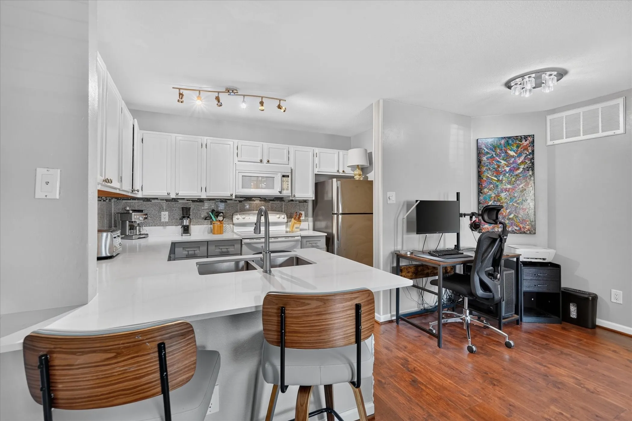 Condominium For Sale in Dallas County , 6108 Abrams Road 403, Dallas, Texas 75231, 1 Bedroom, 1 Bathroom, Garage spaces, 600 Sqft, built in 1984, mls#21383625, Real Estate Agent in Dallas, Homes For Sale in Dallas county, Homes For Sale in Dallas, Realtor in Dallas Texas, Real Estate Brokerage Independent Realty Texas, Luminita Cordes Realtor