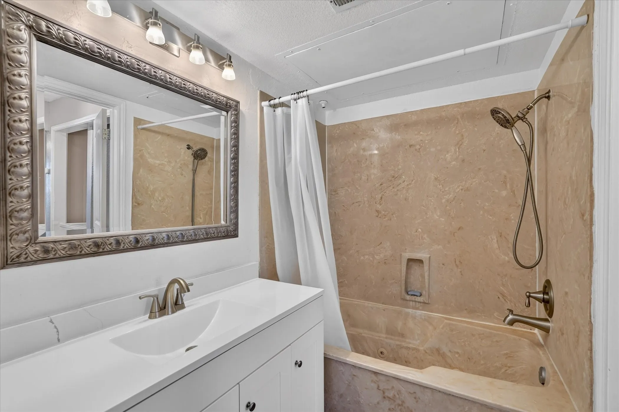 Condominium For Sale in Dallas County , 6108 Abrams Road 403, Dallas, Texas 75231, 1 Bedroom, 1 Bathroom, Garage spaces, 600 Sqft, built in 1984, mls#21383625, Real Estate Agent in Dallas, Homes For Sale in Dallas county, Homes For Sale in Dallas, Realtor in Dallas Texas, Real Estate Brokerage Independent Realty Texas, Luminita Cordes Realtor