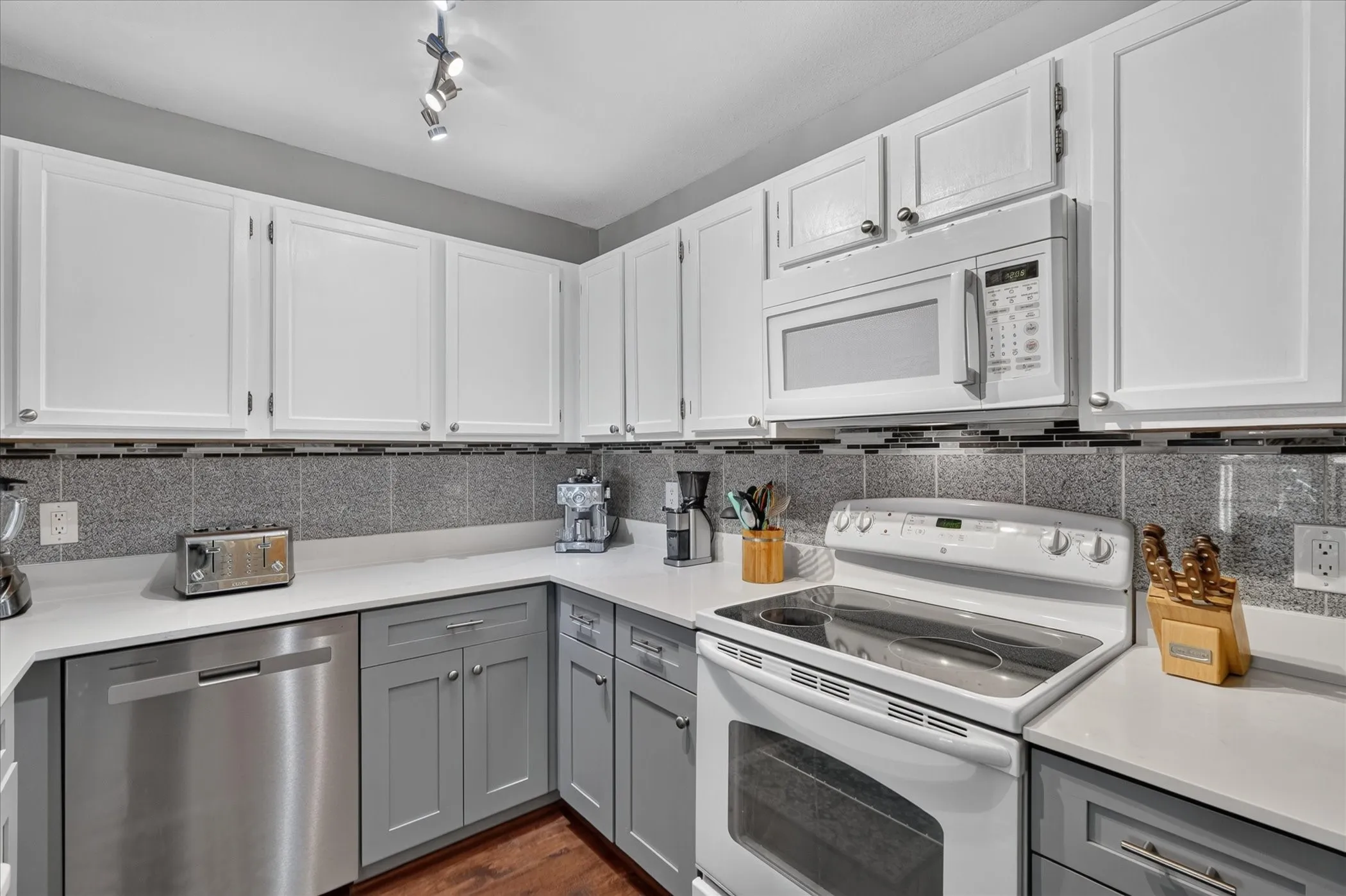 Condominium For Sale in Dallas County , 6108 Abrams Road 403, Dallas, Texas 75231, 1 Bedroom, 1 Bathroom, Garage spaces, 600 Sqft, built in 1984, mls#21383625, Real Estate Agent in Dallas, Homes For Sale in Dallas county, Homes For Sale in Dallas, Realtor in Dallas Texas, Real Estate Brokerage Independent Realty Texas, Luminita Cordes Realtor
