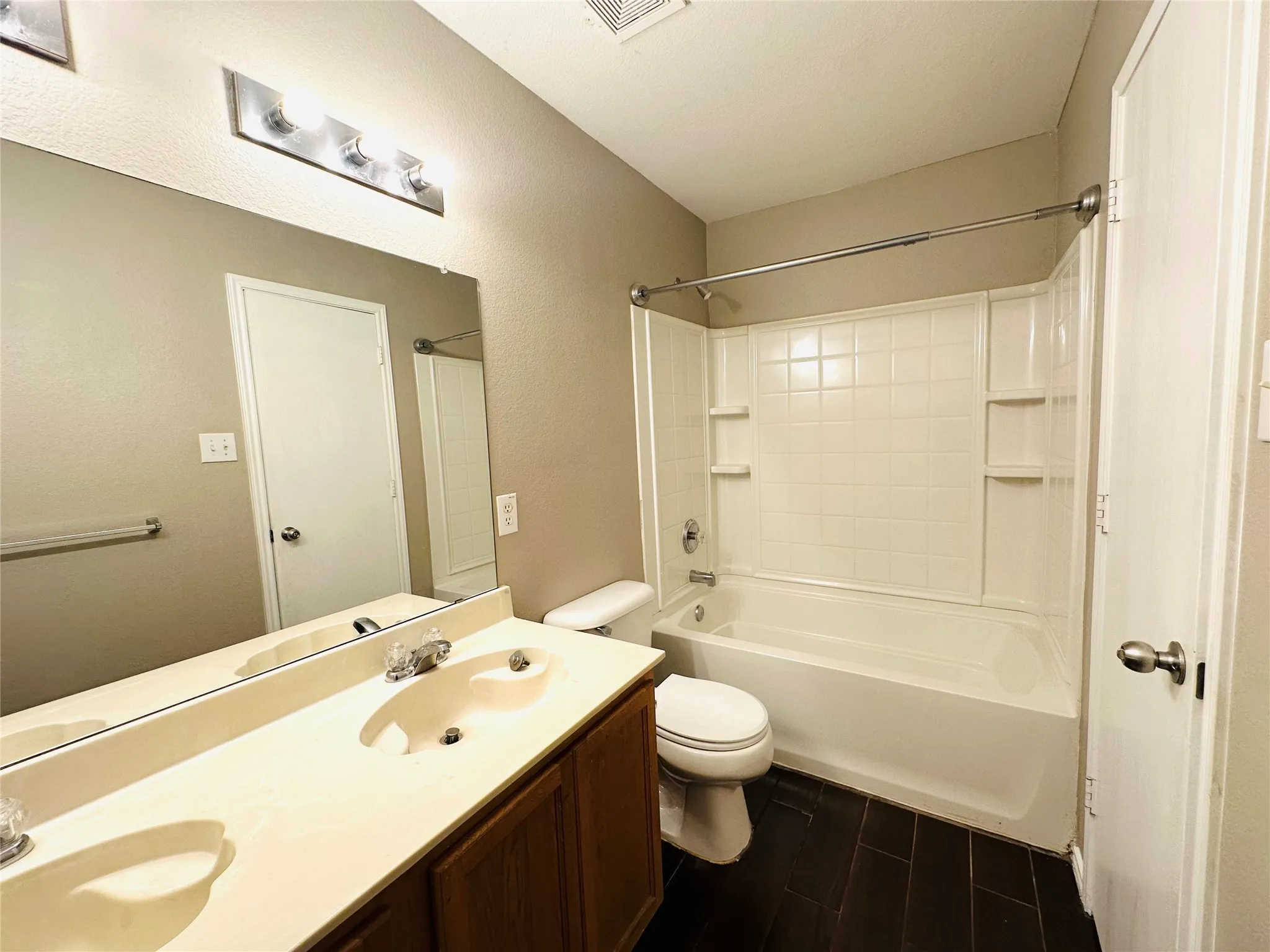 Single Family Residence For Sale in Tarrant County , 8021 Stowe Springs Lane, Arlington, Texas 76002, 3 Bedroom, 2 Bathroom, 2 Garage spaces, 1,679 Sqft, built in 2006, mls#21388858, Real Estate Agent in Arlington, Homes For Sale in Tarrant county, Homes For Sale in Arlington, Realtor in Arlington Texas, Real Estate Brokerage Independent Realty Texas, Luminita Cordes Realtor