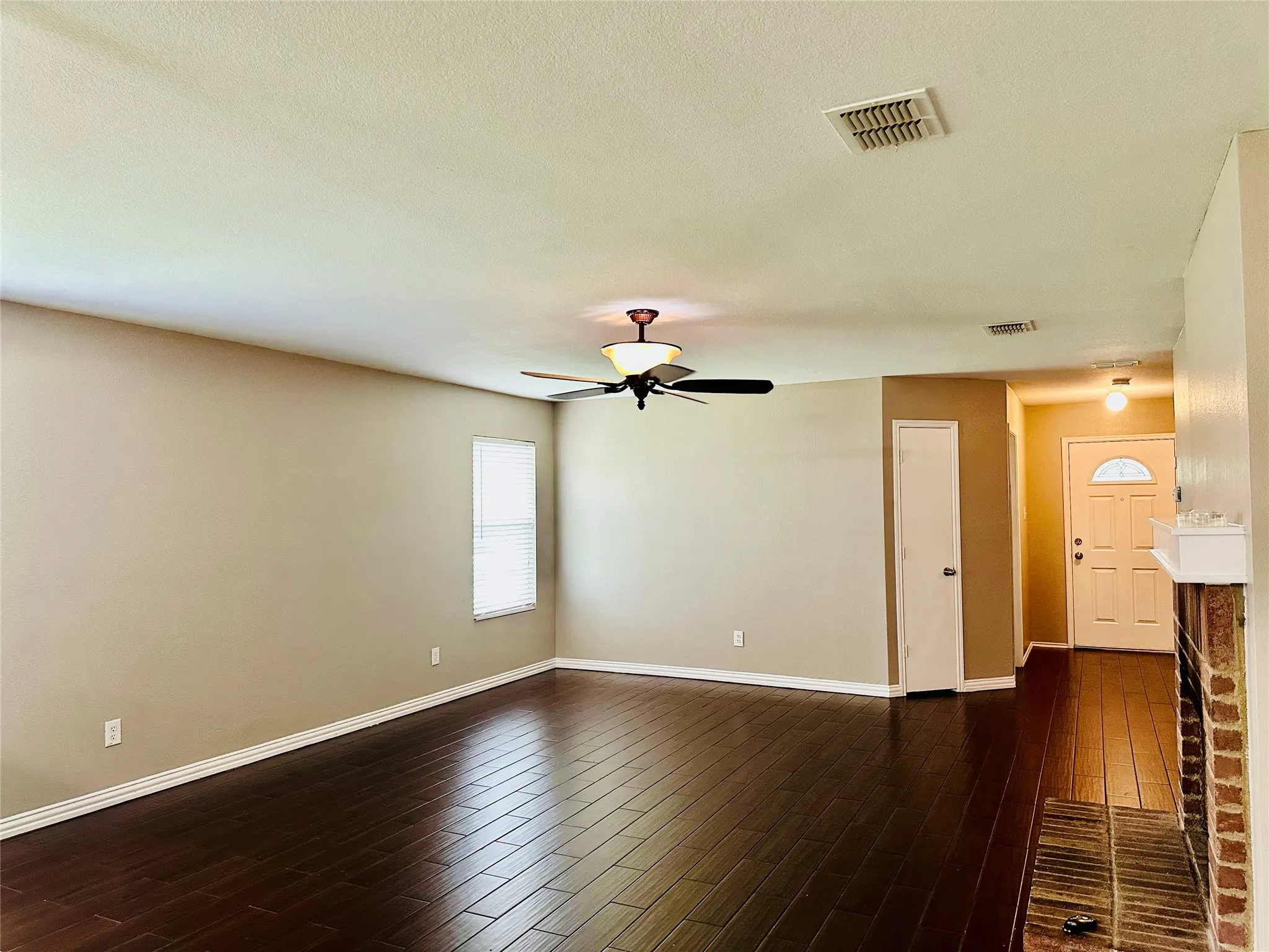 Single Family Residence For Sale in Tarrant County , 8021 Stowe Springs Lane, Arlington, Texas 76002, 3 Bedroom, 2 Bathroom, 2 Garage spaces, 1,679 Sqft, built in 2006, mls#21388858, Real Estate Agent in Arlington, Homes For Sale in Tarrant county, Homes For Sale in Arlington, Realtor in Arlington Texas, Real Estate Brokerage Independent Realty Texas, Luminita Cordes Realtor
