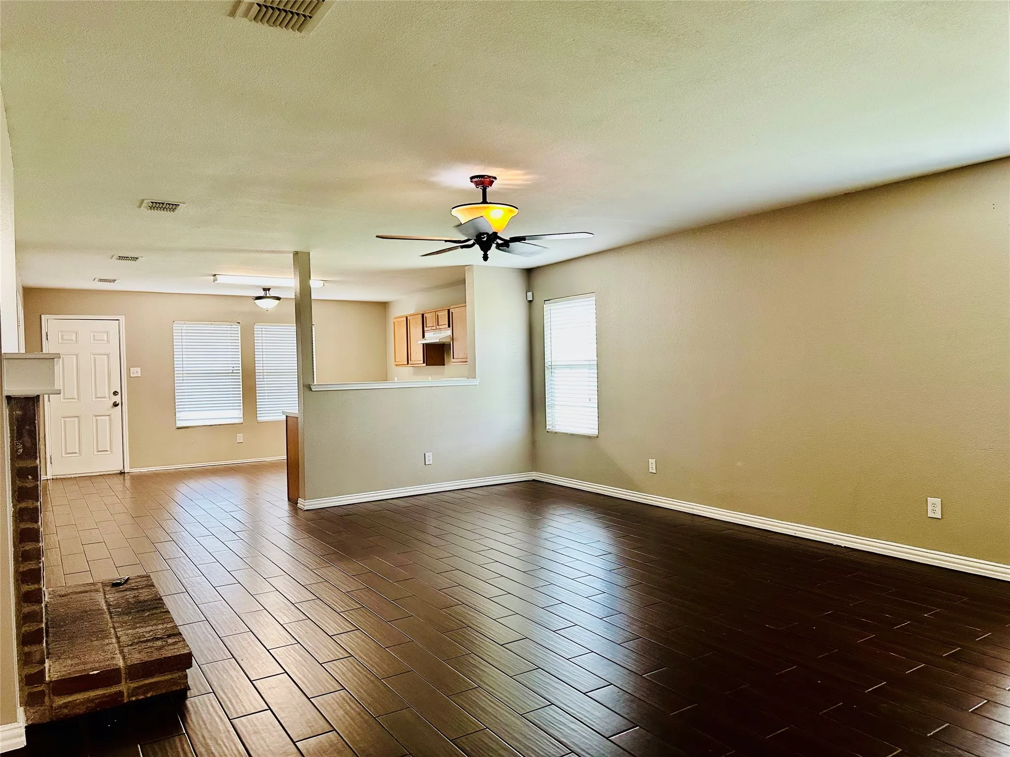 Single Family Residence For Sale in Tarrant County , 8021 Stowe Springs Lane, Arlington, Texas 76002, 3 Bedroom, 2 Bathroom, 2 Garage spaces, 1,679 Sqft, built in 2006, mls#21388858, Real Estate Agent in Arlington, Homes For Sale in Tarrant county, Homes For Sale in Arlington, Realtor in Arlington Texas, Real Estate Brokerage Independent Realty Texas, Luminita Cordes Realtor