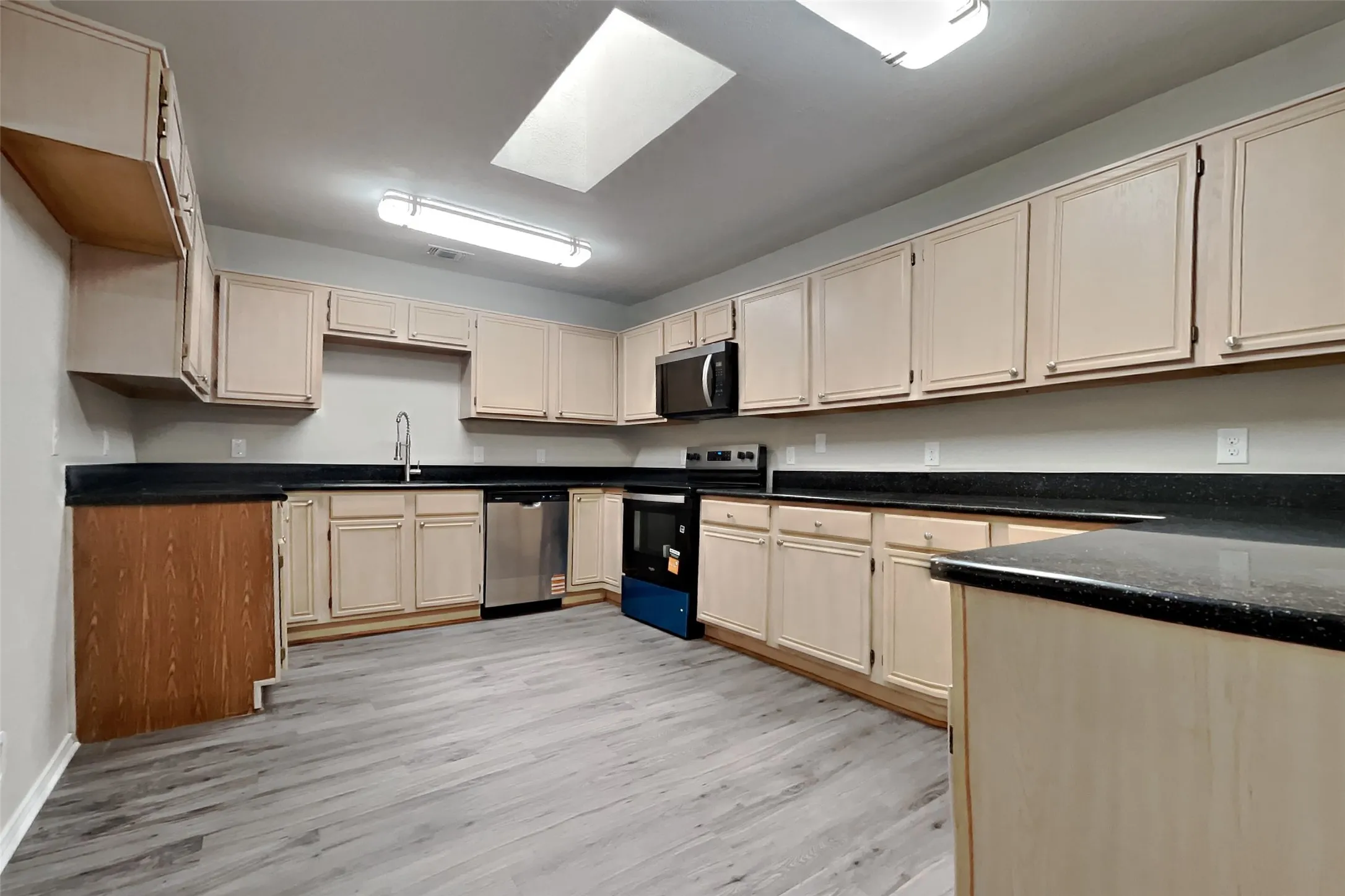 Single Family Residence For Rent in Dallas County , 629 Forest Oaks Drive, Grand Prairie, Texas 75052, 3 Bedroom, 2 Bathroom, 2 Garage spaces, 1,587 Sqft, built in 1995, mls#21388954, Real Estate Agent in Grand Prairie, Homes For Rent in Dallas county, Homes For Rent in Grand Prairie, Realtor in Grand Prairie Texas, Real Estate Brokerage Independent Realty Texas, Luminita Cordes Realtor