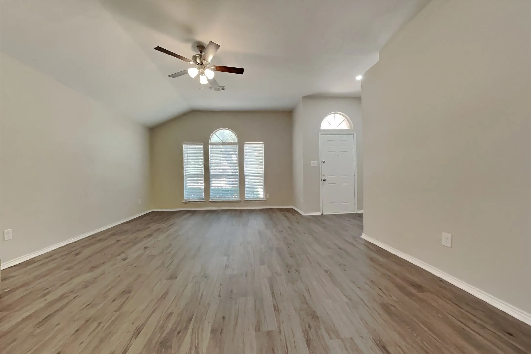 Single Family Residence For Rent in Dallas County , 629 Forest Oaks Drive, Grand Prairie, Texas 75052, 3 Bedroom, 2 Bathroom, 2 Garage spaces, 1,587 Sqft, built in 1995, mls#21388954, Real Estate Agent in Grand Prairie, Homes For Rent in Dallas county, Homes For Rent in Grand Prairie, Realtor in Grand Prairie Texas, Real Estate Brokerage Independent Realty Texas, Luminita Cordes Realtor