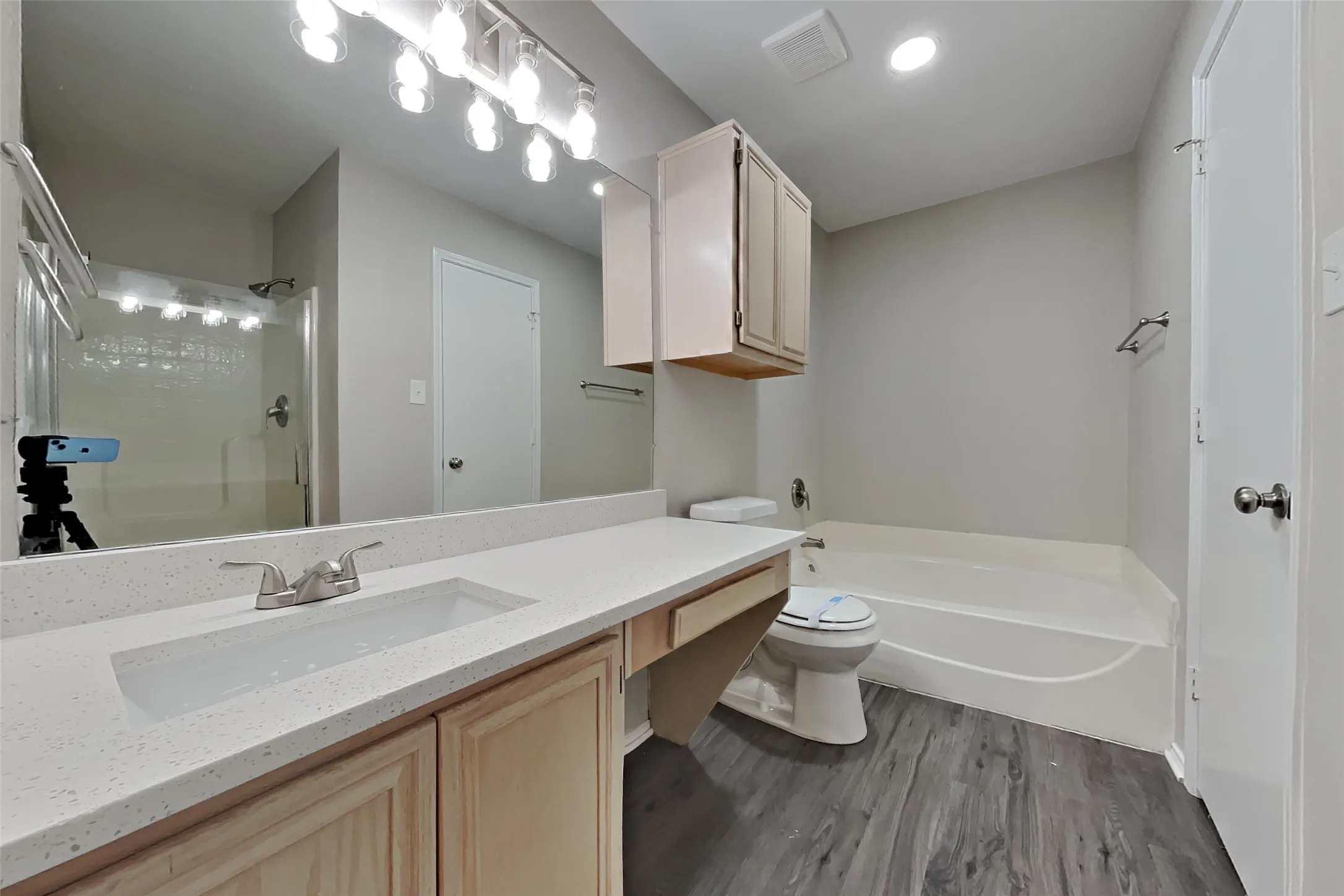 Single Family Residence For Rent in Dallas County , 629 Forest Oaks Drive, Grand Prairie, Texas 75052, 3 Bedroom, 2 Bathroom, 2 Garage spaces, 1,587 Sqft, built in 1995, mls#21388954, Real Estate Agent in Grand Prairie, Homes For Rent in Dallas county, Homes For Rent in Grand Prairie, Realtor in Grand Prairie Texas, Real Estate Brokerage Independent Realty Texas, Luminita Cordes Realtor
