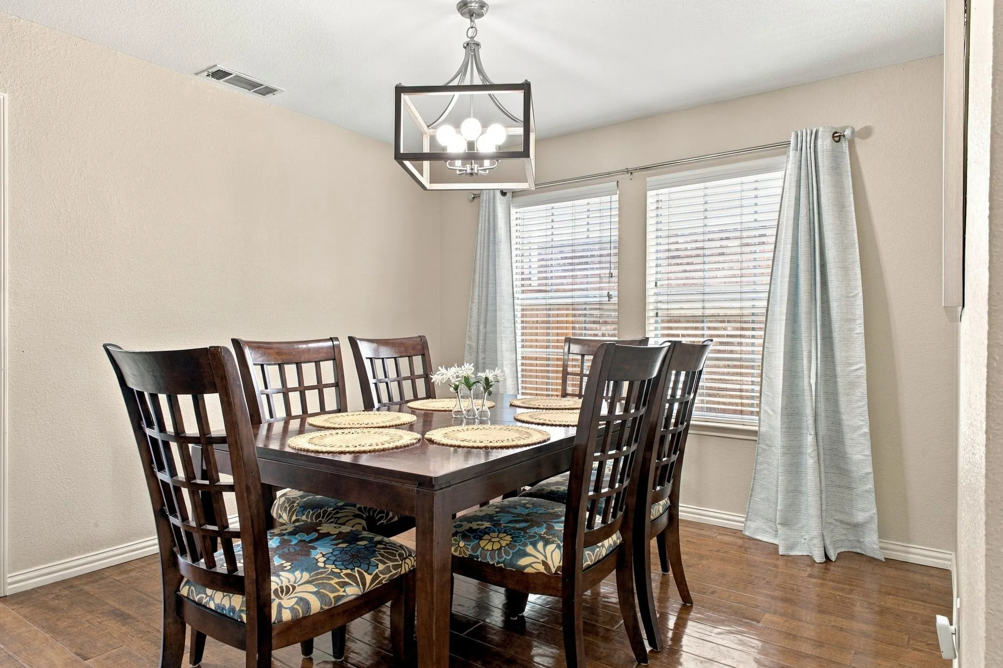 Single Family Residence For Sale in Collin County , 6239 Cupertino Trail, Dallas, Texas 75252, 4 Bedroom, 3 Bathroom, 2 Garage spaces, 2,365 Sqft, built in 1993, mls#21388078, Real Estate Agent in Dallas, Homes For Sale in Collin county, Homes For Sale in Dallas, Realtor in Dallas Texas, Real Estate Brokerage Independent Realty Texas, Luminita Cordes Realtor
