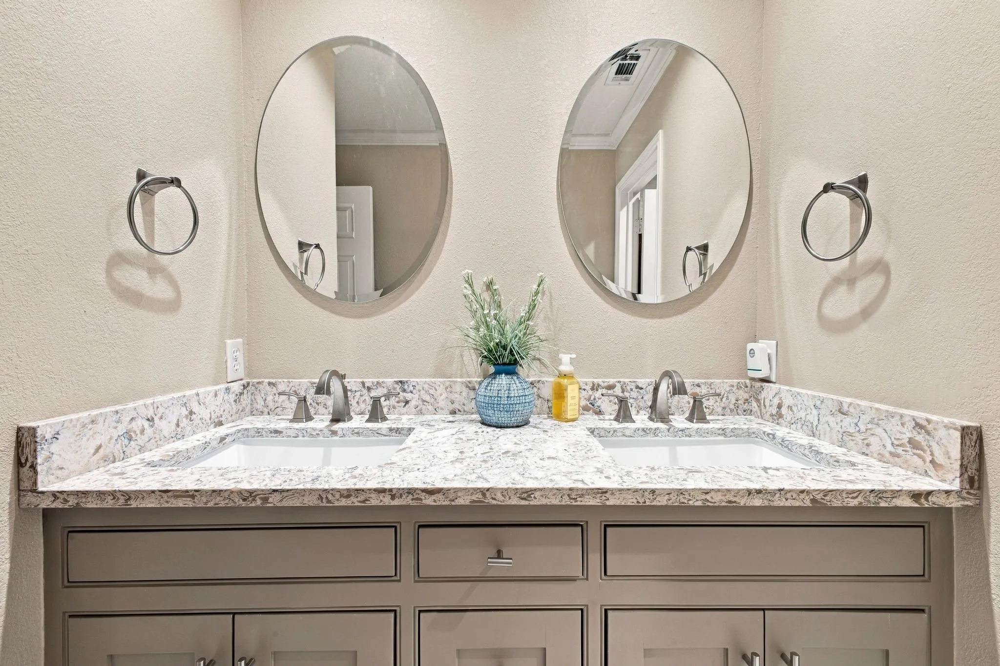 Single Family Residence For Sale in Collin County , 6239 Cupertino Trail, Dallas, Texas 75252, 4 Bedroom, 3 Bathroom, 2 Garage spaces, 2,365 Sqft, built in 1993, mls#21388078, Real Estate Agent in Dallas, Homes For Sale in Collin county, Homes For Sale in Dallas, Realtor in Dallas Texas, Real Estate Brokerage Independent Realty Texas, Luminita Cordes Realtor