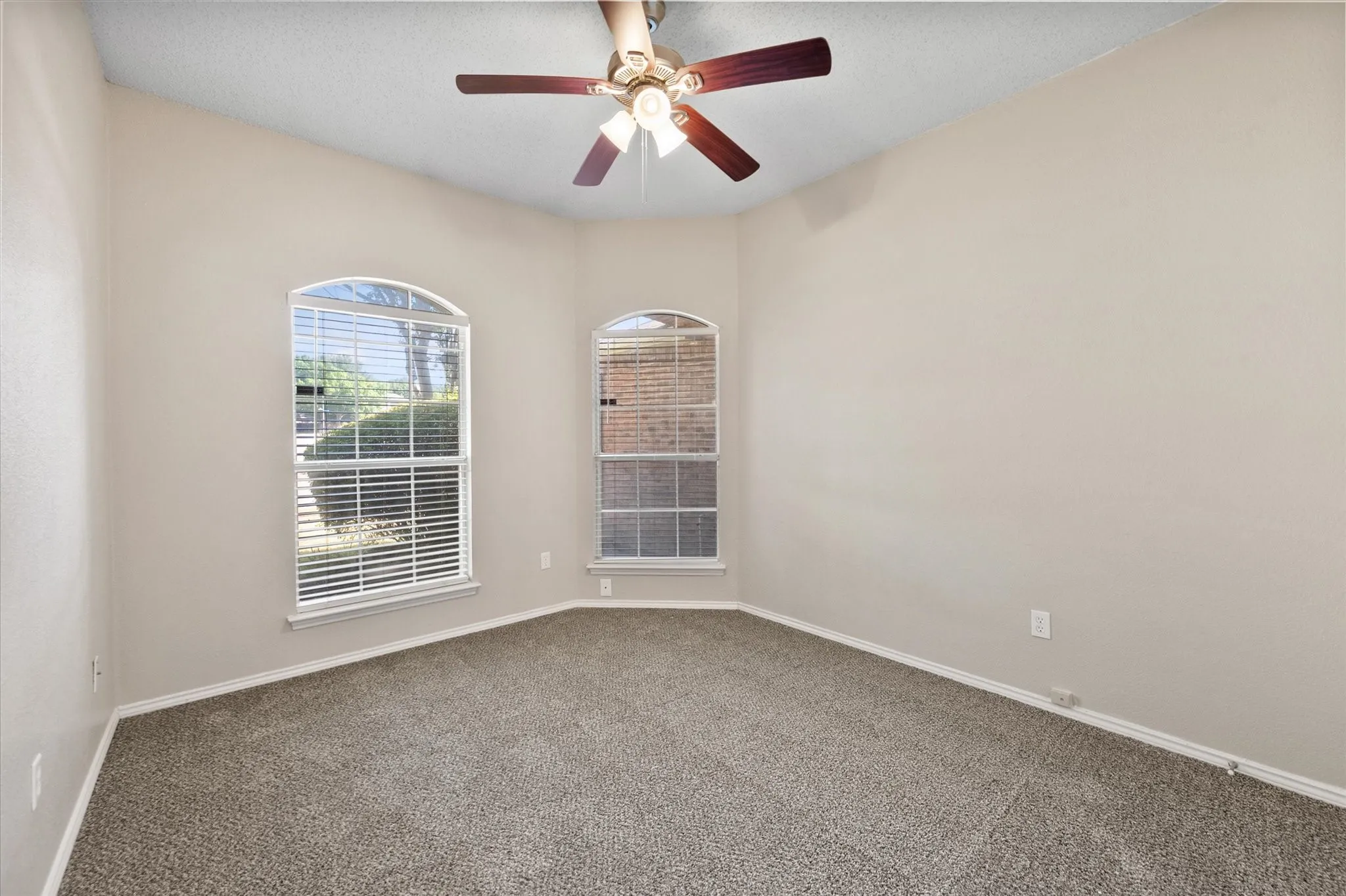 Single Family Residence For Sale in Tarrant County , 926 Tennis Villa Drive, Arlington, Texas 76017, 3 Bedroom, 2 Bathroom, 2 Garage spaces, 1,582 Sqft, built in 1991, mls#21387925, Real Estate Agent in Arlington, Homes For Sale in Tarrant county, Homes For Sale in Arlington, Realtor in Arlington Texas, Real Estate Brokerage Independent Realty Texas, Luminita Cordes Realtor