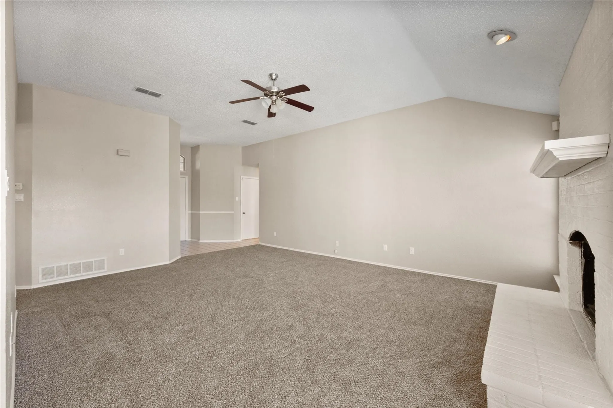 Single Family Residence For Sale in Tarrant County , 926 Tennis Villa Drive, Arlington, Texas 76017, 3 Bedroom, 2 Bathroom, 2 Garage spaces, 1,582 Sqft, built in 1991, mls#21387925, Real Estate Agent in Arlington, Homes For Sale in Tarrant county, Homes For Sale in Arlington, Realtor in Arlington Texas, Real Estate Brokerage Independent Realty Texas, Luminita Cordes Realtor