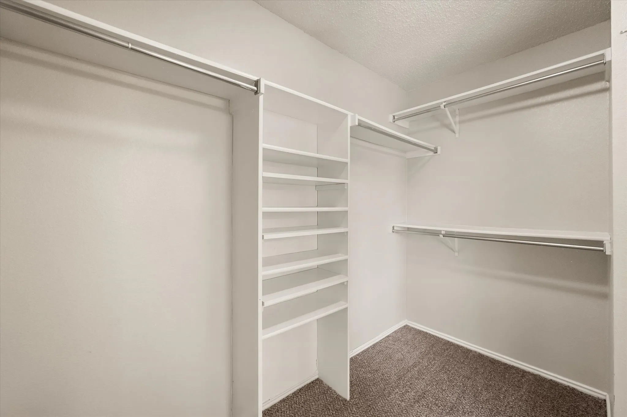 Single Family Residence For Sale in Tarrant County , 926 Tennis Villa Drive, Arlington, Texas 76017, 3 Bedroom, 2 Bathroom, 2 Garage spaces, 1,582 Sqft, built in 1991, mls#21387925, Real Estate Agent in Arlington, Homes For Sale in Tarrant county, Homes For Sale in Arlington, Realtor in Arlington Texas, Real Estate Brokerage Independent Realty Texas, Luminita Cordes Realtor