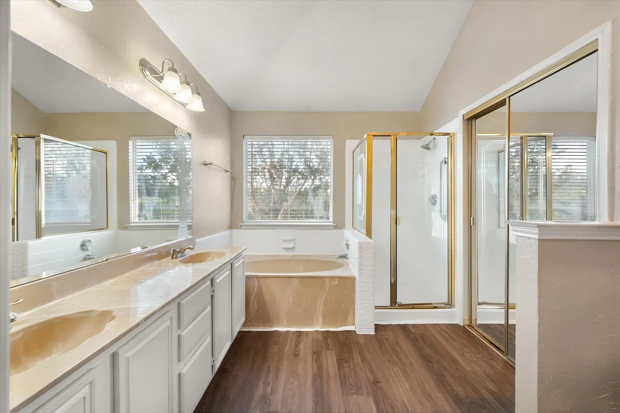 Single Family Residence For Sale in Tarrant County , 926 Tennis Villa Drive, Arlington, Texas 76017, 3 Bedroom, 2 Bathroom, 2 Garage spaces, 1,582 Sqft, built in 1991, mls#21387925, Real Estate Agent in Arlington, Homes For Sale in Tarrant county, Homes For Sale in Arlington, Realtor in Arlington Texas, Real Estate Brokerage Independent Realty Texas, Luminita Cordes Realtor
