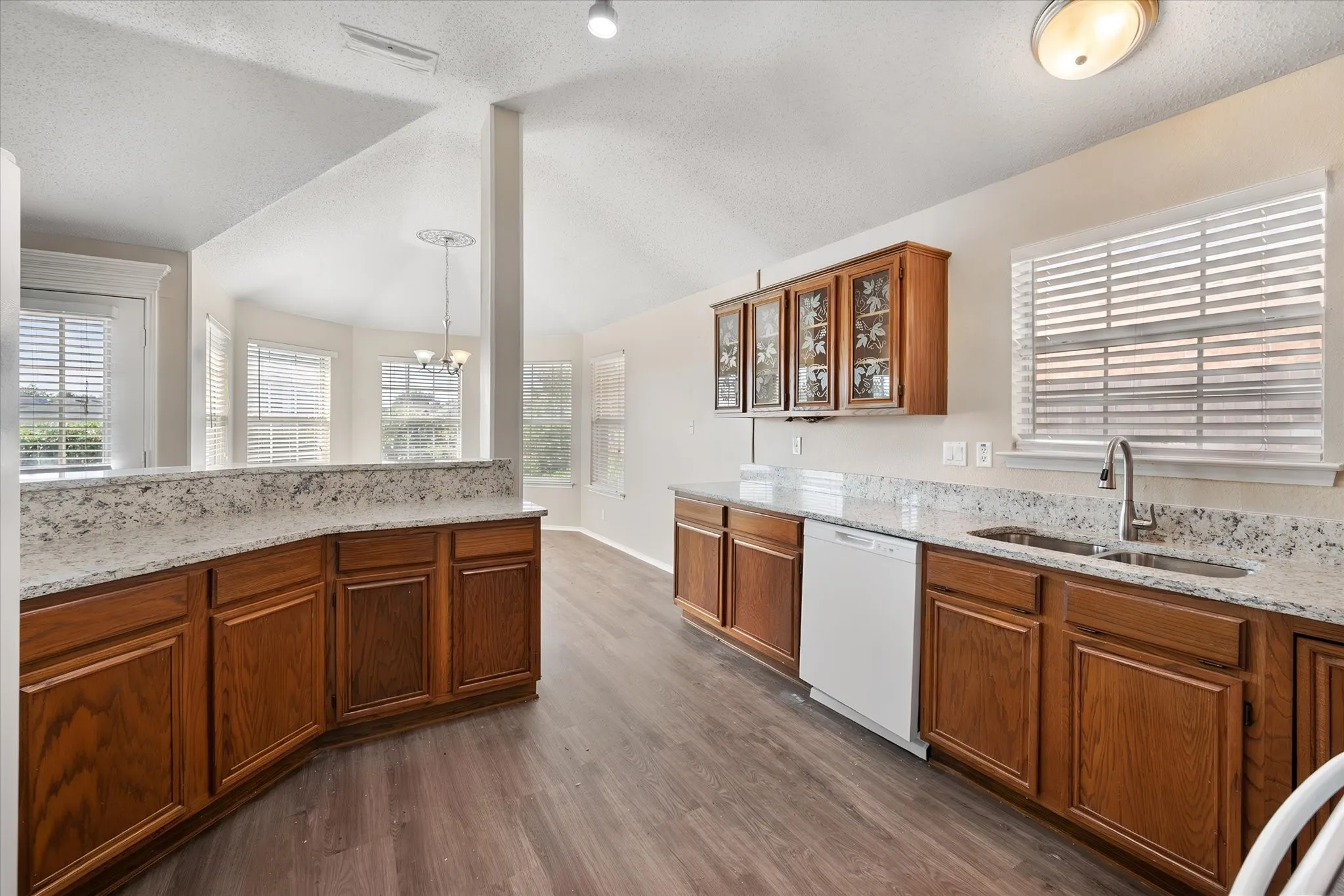 Single Family Residence For Sale in Tarrant County , 926 Tennis Villa Drive, Arlington, Texas 76017, 3 Bedroom, 2 Bathroom, 2 Garage spaces, 1,582 Sqft, built in 1991, mls#21387925, Real Estate Agent in Arlington, Homes For Sale in Tarrant county, Homes For Sale in Arlington, Realtor in Arlington Texas, Real Estate Brokerage Independent Realty Texas, Luminita Cordes Realtor
