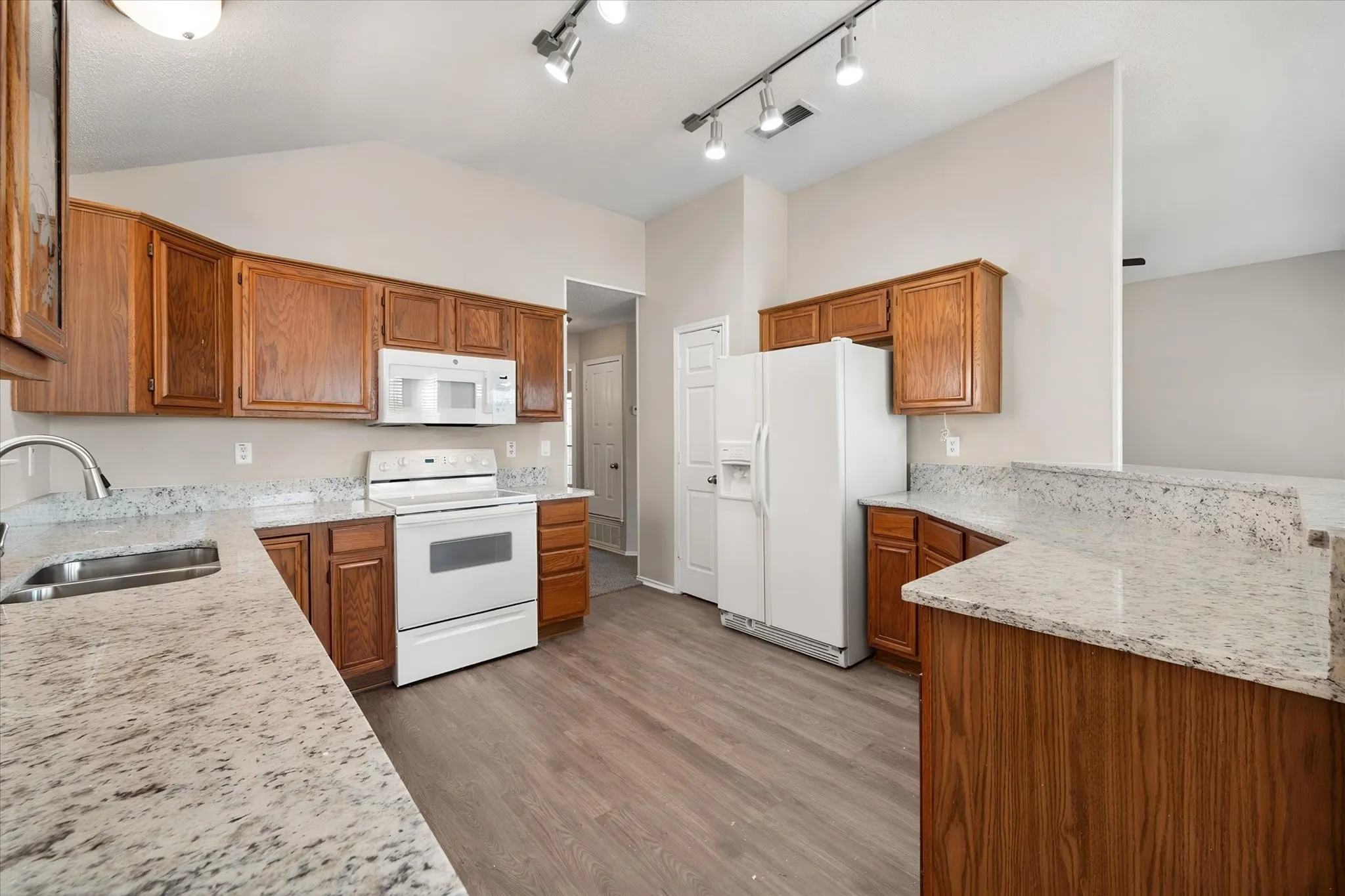 Single Family Residence For Sale in Tarrant County , 926 Tennis Villa Drive, Arlington, Texas 76017, 3 Bedroom, 2 Bathroom, 2 Garage spaces, 1,582 Sqft, built in 1991, mls#21387925, Real Estate Agent in Arlington, Homes For Sale in Tarrant county, Homes For Sale in Arlington, Realtor in Arlington Texas, Real Estate Brokerage Independent Realty Texas, Luminita Cordes Realtor