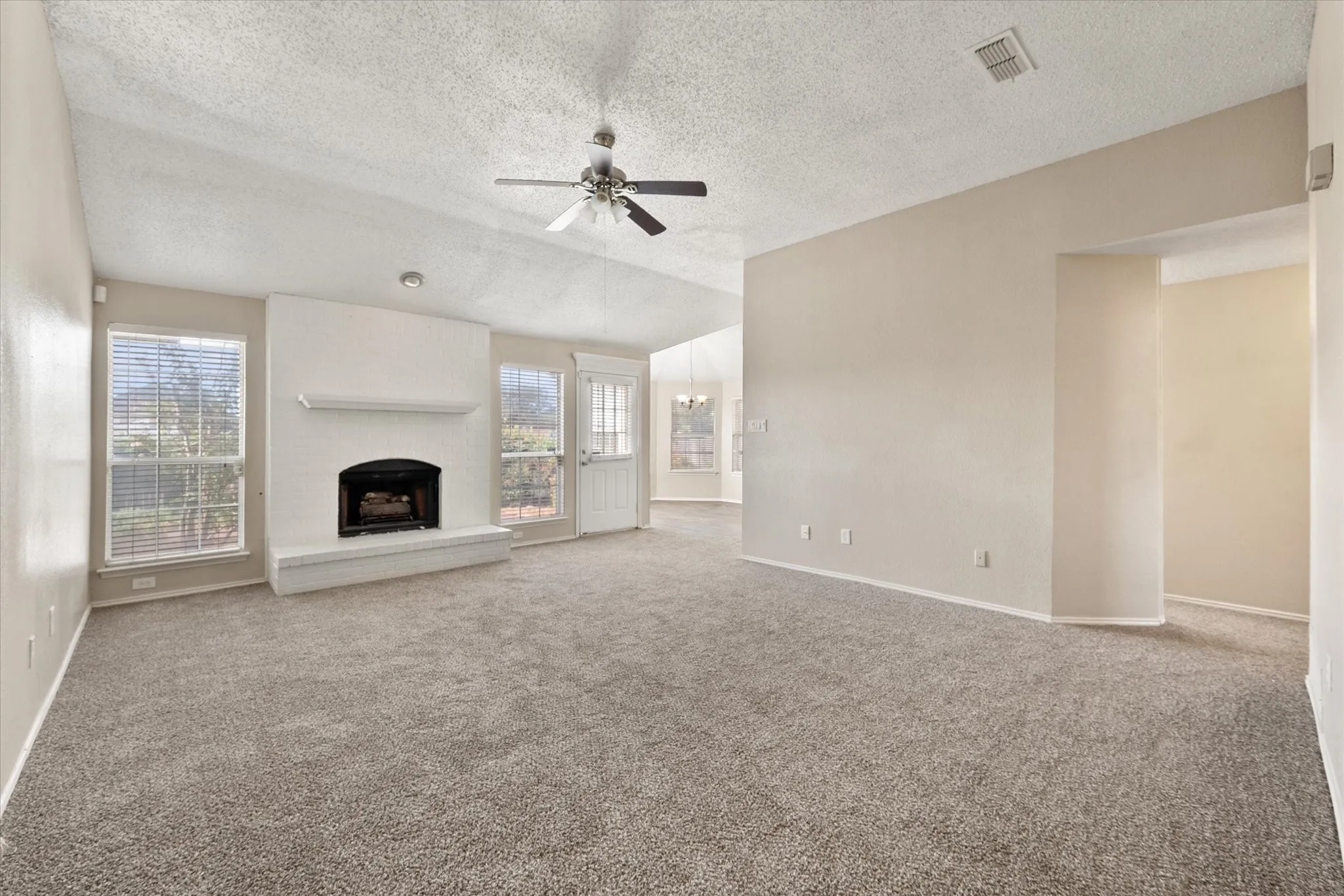 Single Family Residence For Sale in Tarrant County , 926 Tennis Villa Drive, Arlington, Texas 76017, 3 Bedroom, 2 Bathroom, 2 Garage spaces, 1,582 Sqft, built in 1991, mls#21387925, Real Estate Agent in Arlington, Homes For Sale in Tarrant county, Homes For Sale in Arlington, Realtor in Arlington Texas, Real Estate Brokerage Independent Realty Texas, Luminita Cordes Realtor