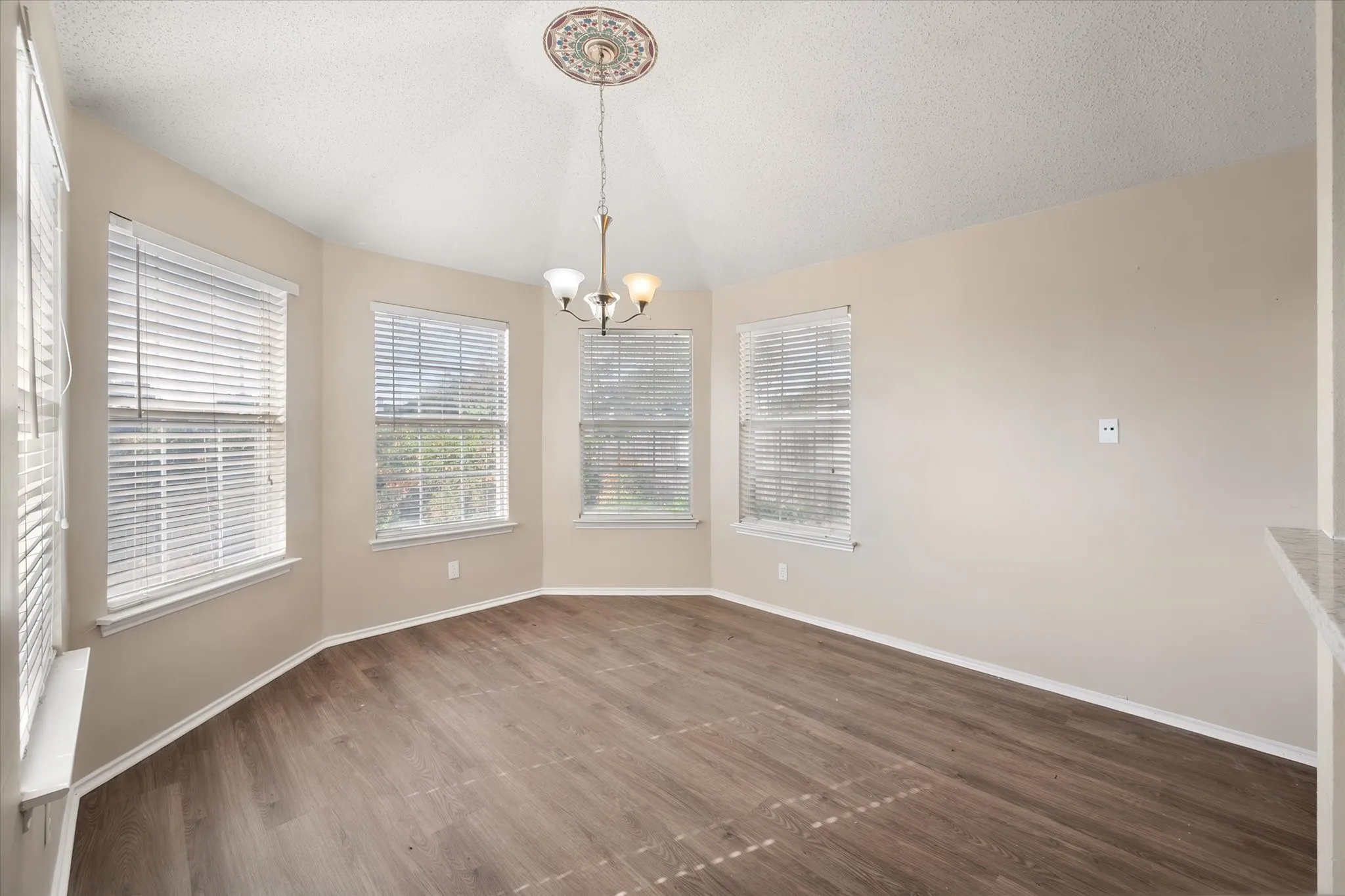 Single Family Residence For Sale in Tarrant County , 926 Tennis Villa Drive, Arlington, Texas 76017, 3 Bedroom, 2 Bathroom, 2 Garage spaces, 1,582 Sqft, built in 1991, mls#21387925, Real Estate Agent in Arlington, Homes For Sale in Tarrant county, Homes For Sale in Arlington, Realtor in Arlington Texas, Real Estate Brokerage Independent Realty Texas, Luminita Cordes Realtor