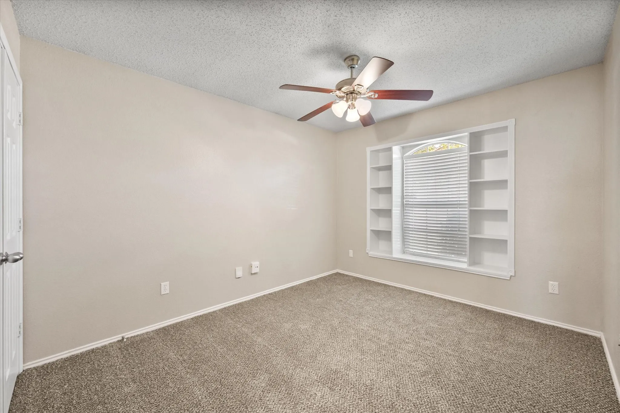 Single Family Residence For Sale in Tarrant County , 926 Tennis Villa Drive, Arlington, Texas 76017, 3 Bedroom, 2 Bathroom, 2 Garage spaces, 1,582 Sqft, built in 1991, mls#21387925, Real Estate Agent in Arlington, Homes For Sale in Tarrant county, Homes For Sale in Arlington, Realtor in Arlington Texas, Real Estate Brokerage Independent Realty Texas, Luminita Cordes Realtor
