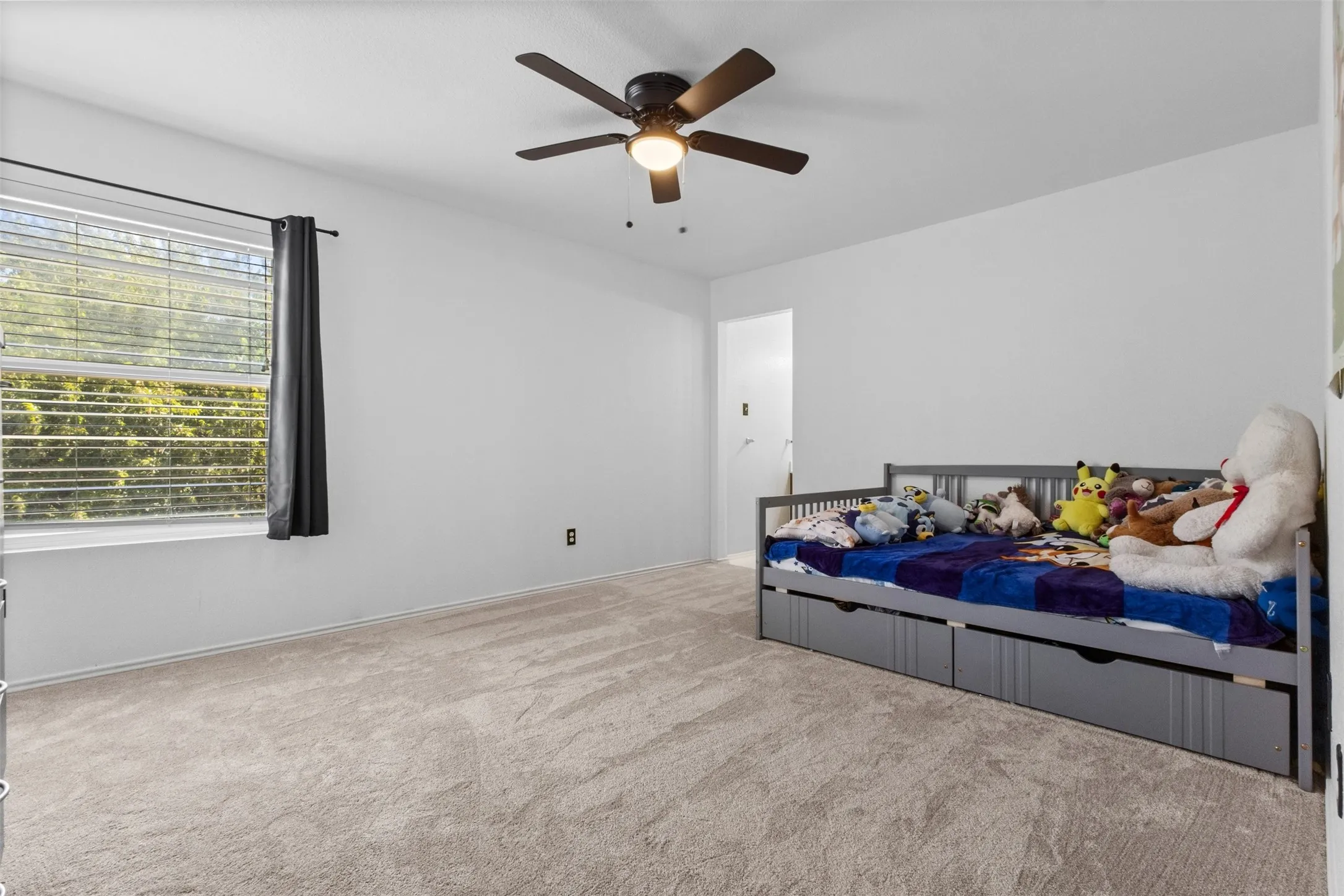 Single Family Residence For Sale in Tarrant County , 8005 York Beach Place, Arlington, Texas 76002, 5 Bedroom, 4 Bathroom, 2 Garage spaces, 4,115 Sqft, built in 2006, mls#21386742, Real Estate Agent in Arlington, Homes For Sale in Tarrant county, Homes For Sale in Arlington, Realtor in Arlington Texas, Real Estate Brokerage Independent Realty Texas, Luminita Cordes Realtor