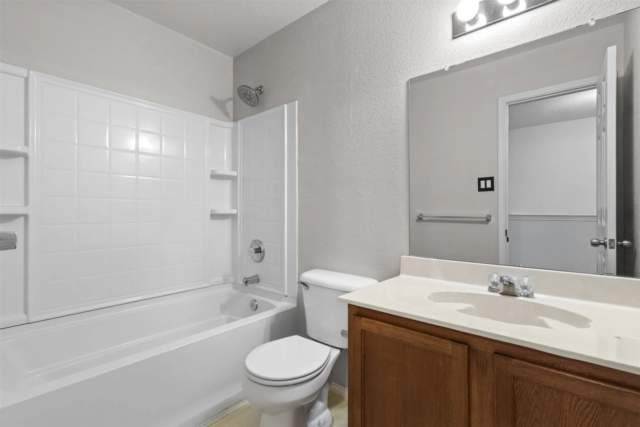Single Family Residence For Sale in Tarrant County , 8005 York Beach Place, Arlington, Texas 76002, 5 Bedroom, 4 Bathroom, 2 Garage spaces, 4,115 Sqft, built in 2006, mls#21386742, Real Estate Agent in Arlington, Homes For Sale in Tarrant county, Homes For Sale in Arlington, Realtor in Arlington Texas, Real Estate Brokerage Independent Realty Texas, Luminita Cordes Realtor
