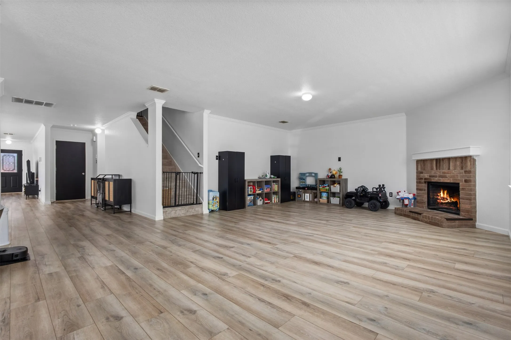 Single Family Residence For Sale in Tarrant County , 8005 York Beach Place, Arlington, Texas 76002, 5 Bedroom, 4 Bathroom, 2 Garage spaces, 4,115 Sqft, built in 2006, mls#21386742, Real Estate Agent in Arlington, Homes For Sale in Tarrant county, Homes For Sale in Arlington, Realtor in Arlington Texas, Real Estate Brokerage Independent Realty Texas, Luminita Cordes Realtor