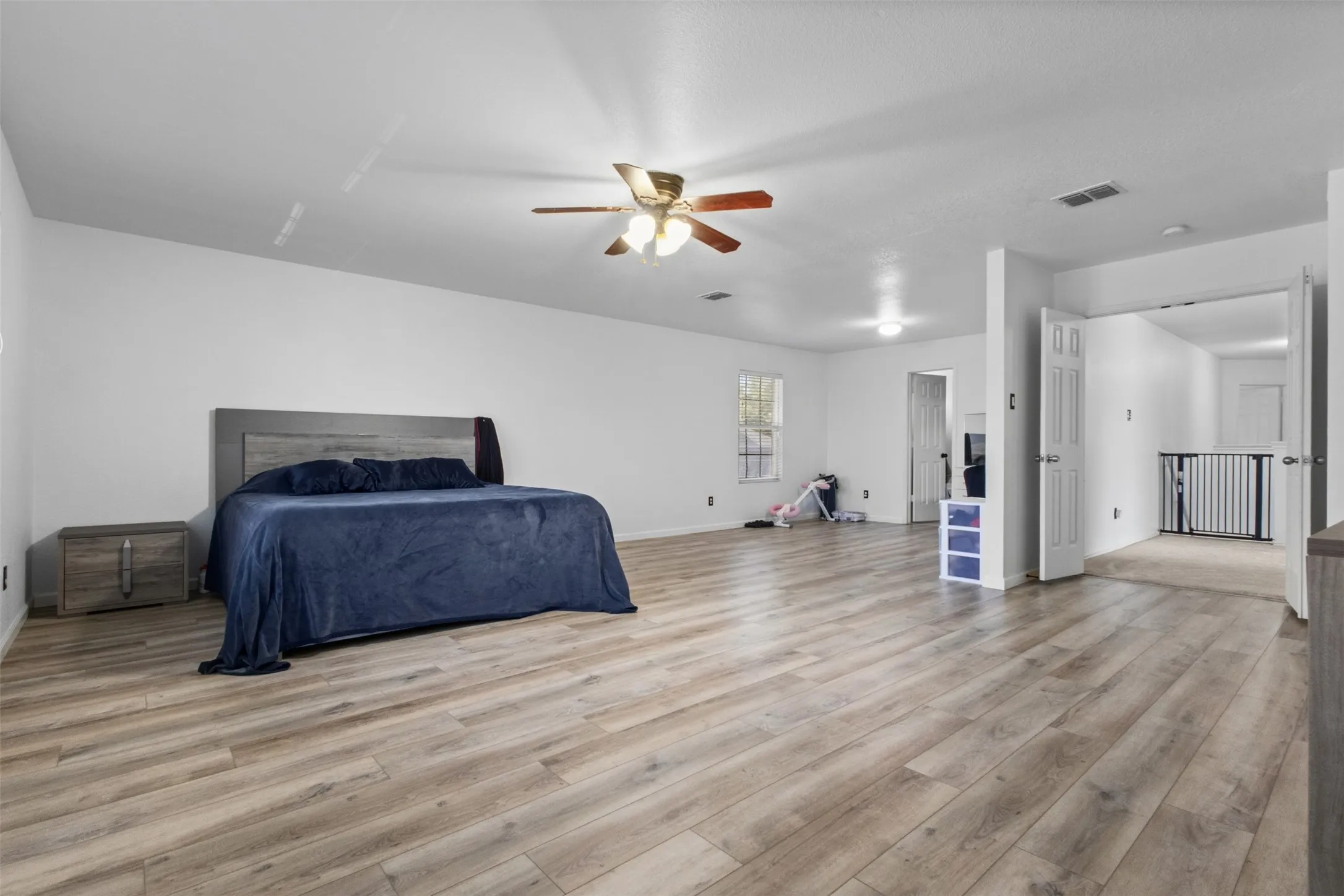 Single Family Residence For Sale in Tarrant County , 8005 York Beach Place, Arlington, Texas 76002, 5 Bedroom, 4 Bathroom, 2 Garage spaces, 4,115 Sqft, built in 2006, mls#21386742, Real Estate Agent in Arlington, Homes For Sale in Tarrant county, Homes For Sale in Arlington, Realtor in Arlington Texas, Real Estate Brokerage Independent Realty Texas, Luminita Cordes Realtor