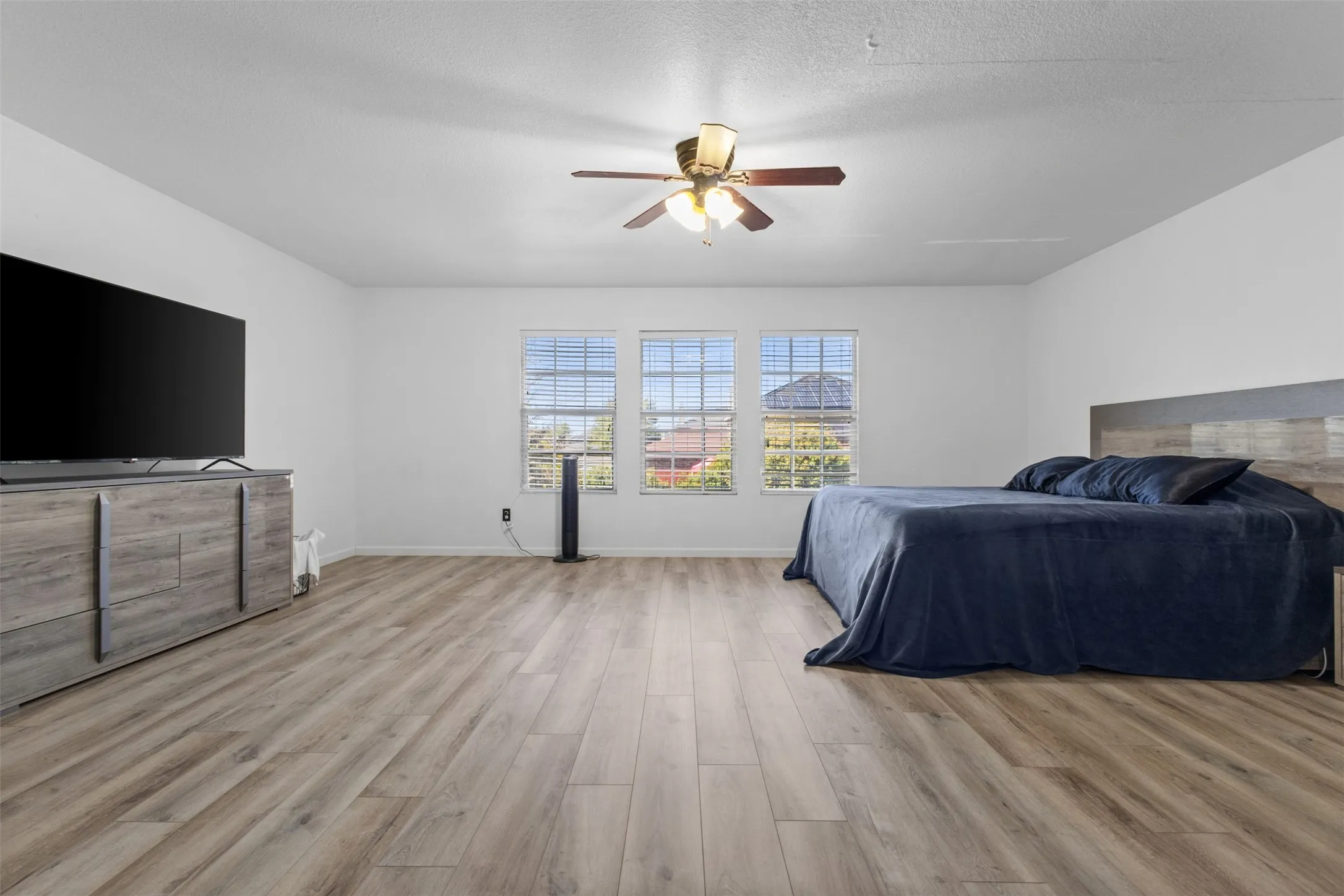 Single Family Residence For Sale in Tarrant County , 8005 York Beach Place, Arlington, Texas 76002, 5 Bedroom, 4 Bathroom, 2 Garage spaces, 4,115 Sqft, built in 2006, mls#21386742, Real Estate Agent in Arlington, Homes For Sale in Tarrant county, Homes For Sale in Arlington, Realtor in Arlington Texas, Real Estate Brokerage Independent Realty Texas, Luminita Cordes Realtor