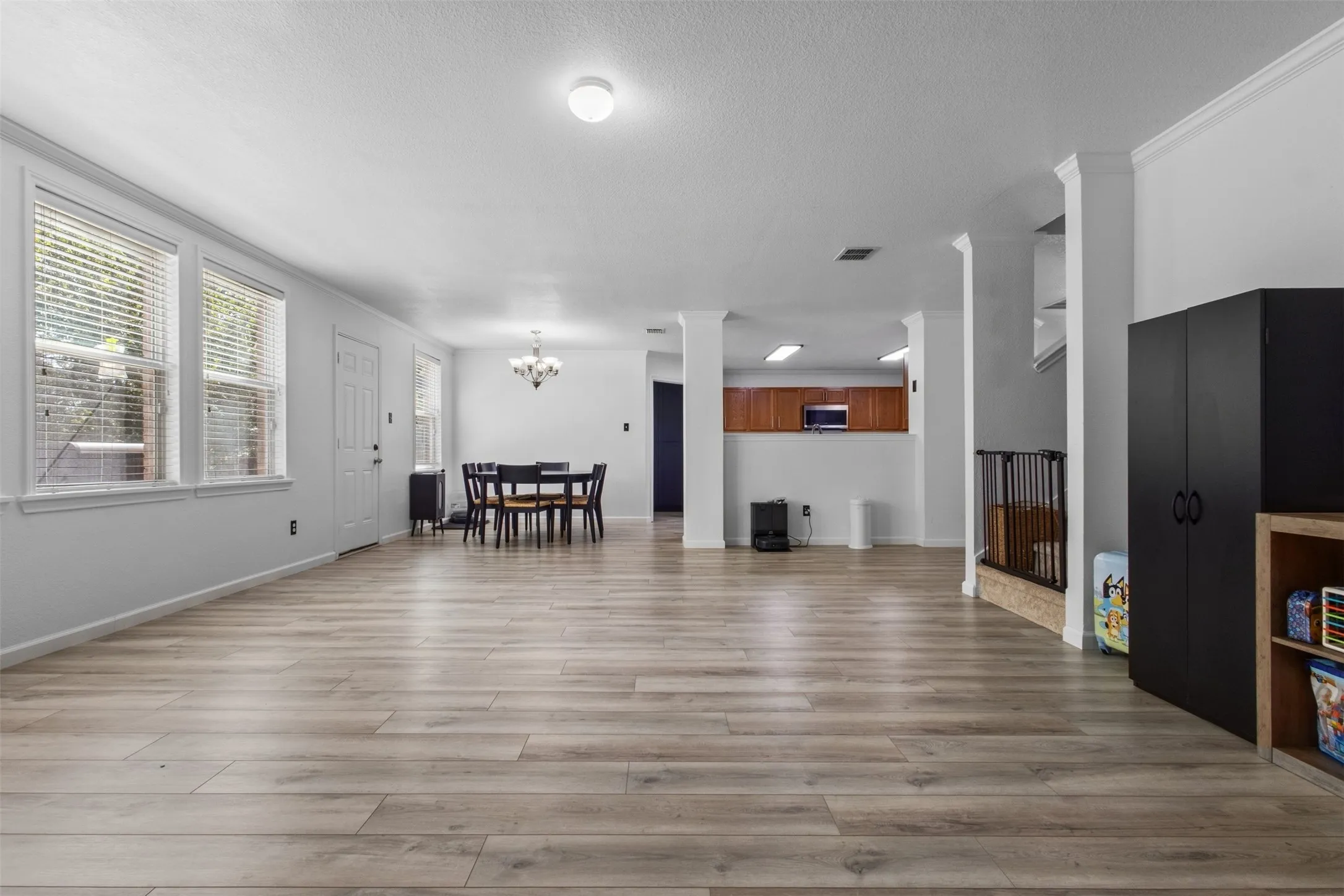 Single Family Residence For Sale in Tarrant County , 8005 York Beach Place, Arlington, Texas 76002, 5 Bedroom, 4 Bathroom, 2 Garage spaces, 4,115 Sqft, built in 2006, mls#21386742, Real Estate Agent in Arlington, Homes For Sale in Tarrant county, Homes For Sale in Arlington, Realtor in Arlington Texas, Real Estate Brokerage Independent Realty Texas, Luminita Cordes Realtor