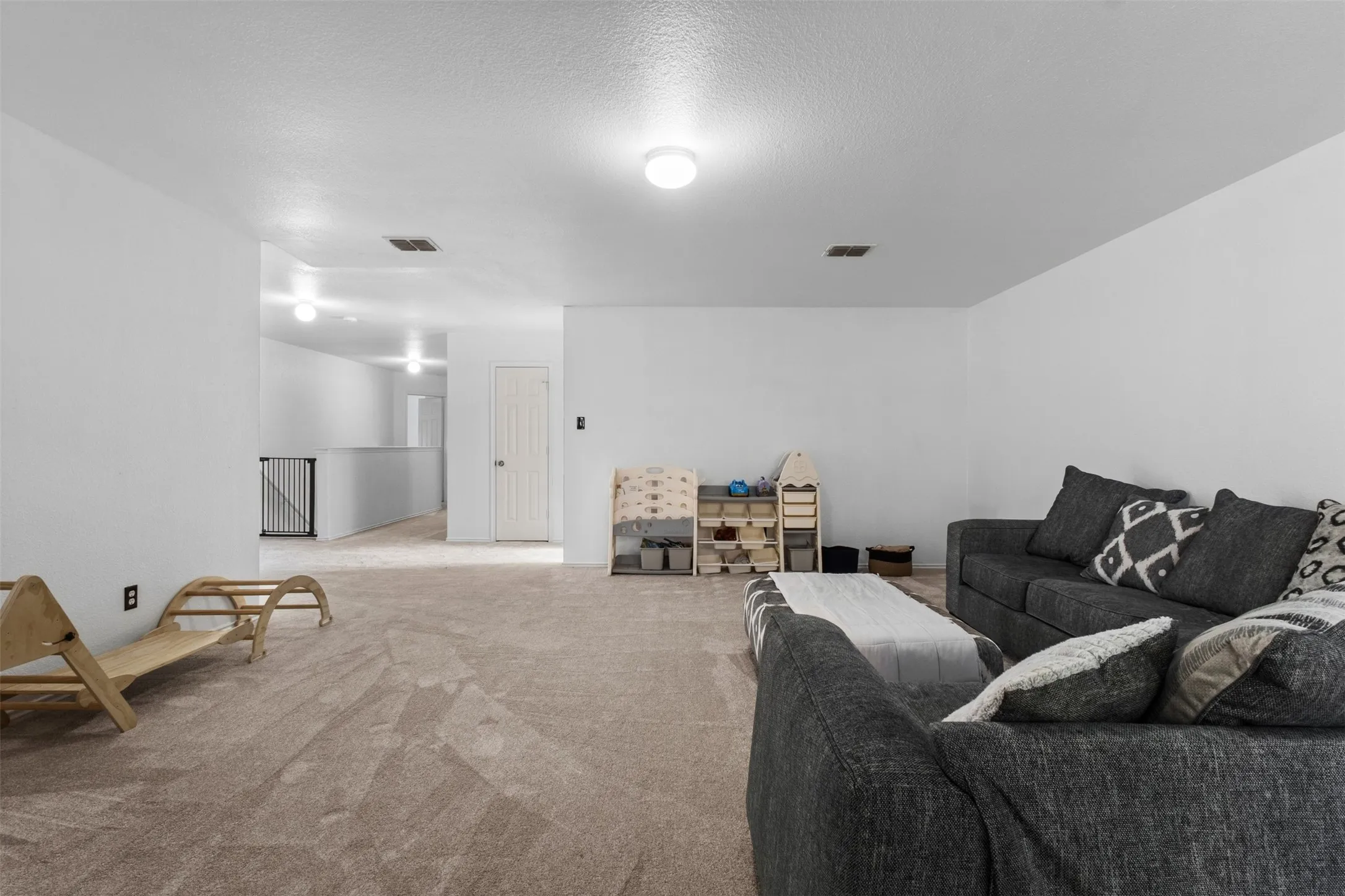 Single Family Residence For Sale in Tarrant County , 8005 York Beach Place, Arlington, Texas 76002, 5 Bedroom, 4 Bathroom, 2 Garage spaces, 4,115 Sqft, built in 2006, mls#21386742, Real Estate Agent in Arlington, Homes For Sale in Tarrant county, Homes For Sale in Arlington, Realtor in Arlington Texas, Real Estate Brokerage Independent Realty Texas, Luminita Cordes Realtor