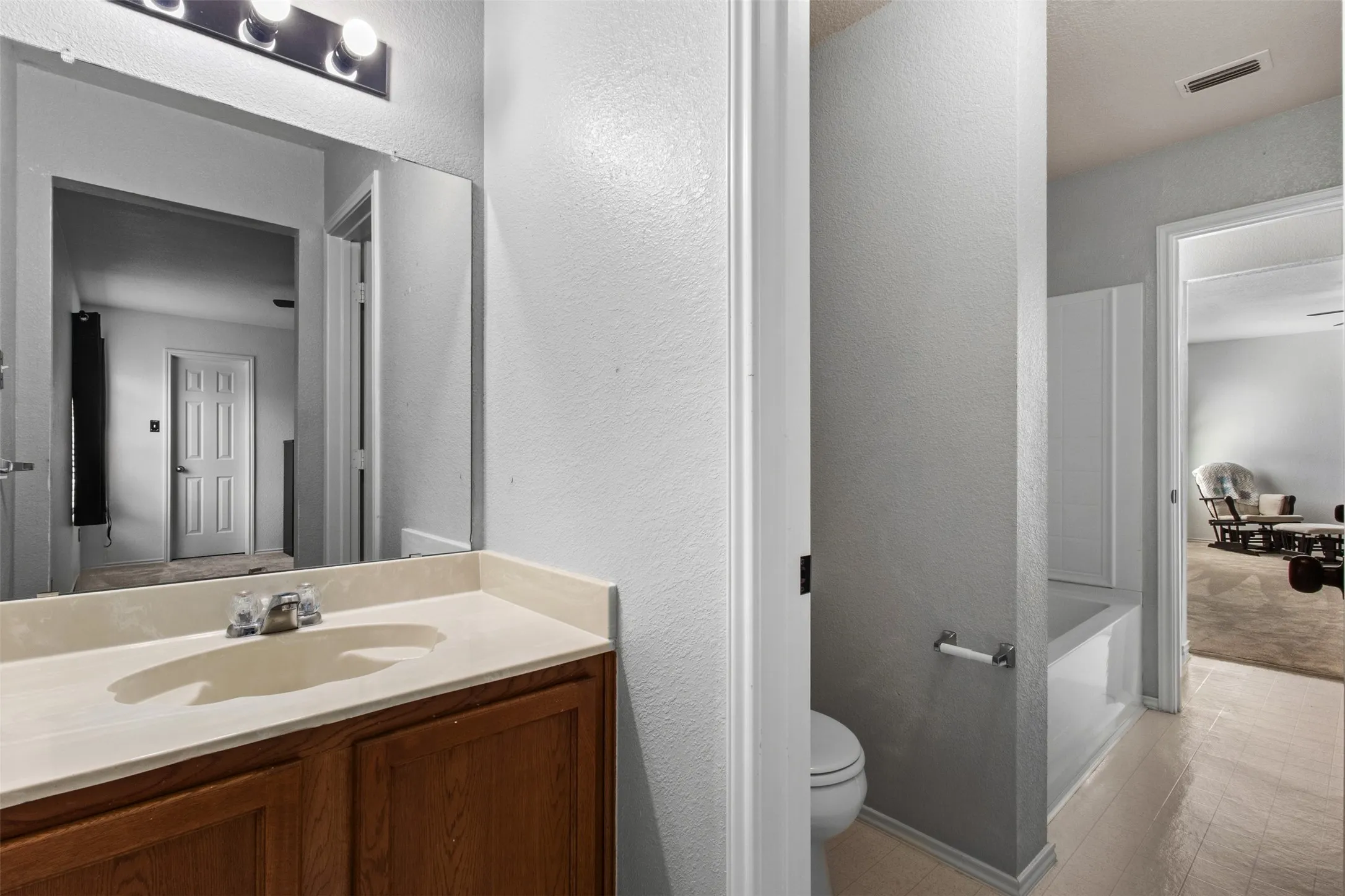 Single Family Residence For Sale in Tarrant County , 8005 York Beach Place, Arlington, Texas 76002, 5 Bedroom, 4 Bathroom, 2 Garage spaces, 4,115 Sqft, built in 2006, mls#21386742, Real Estate Agent in Arlington, Homes For Sale in Tarrant county, Homes For Sale in Arlington, Realtor in Arlington Texas, Real Estate Brokerage Independent Realty Texas, Luminita Cordes Realtor