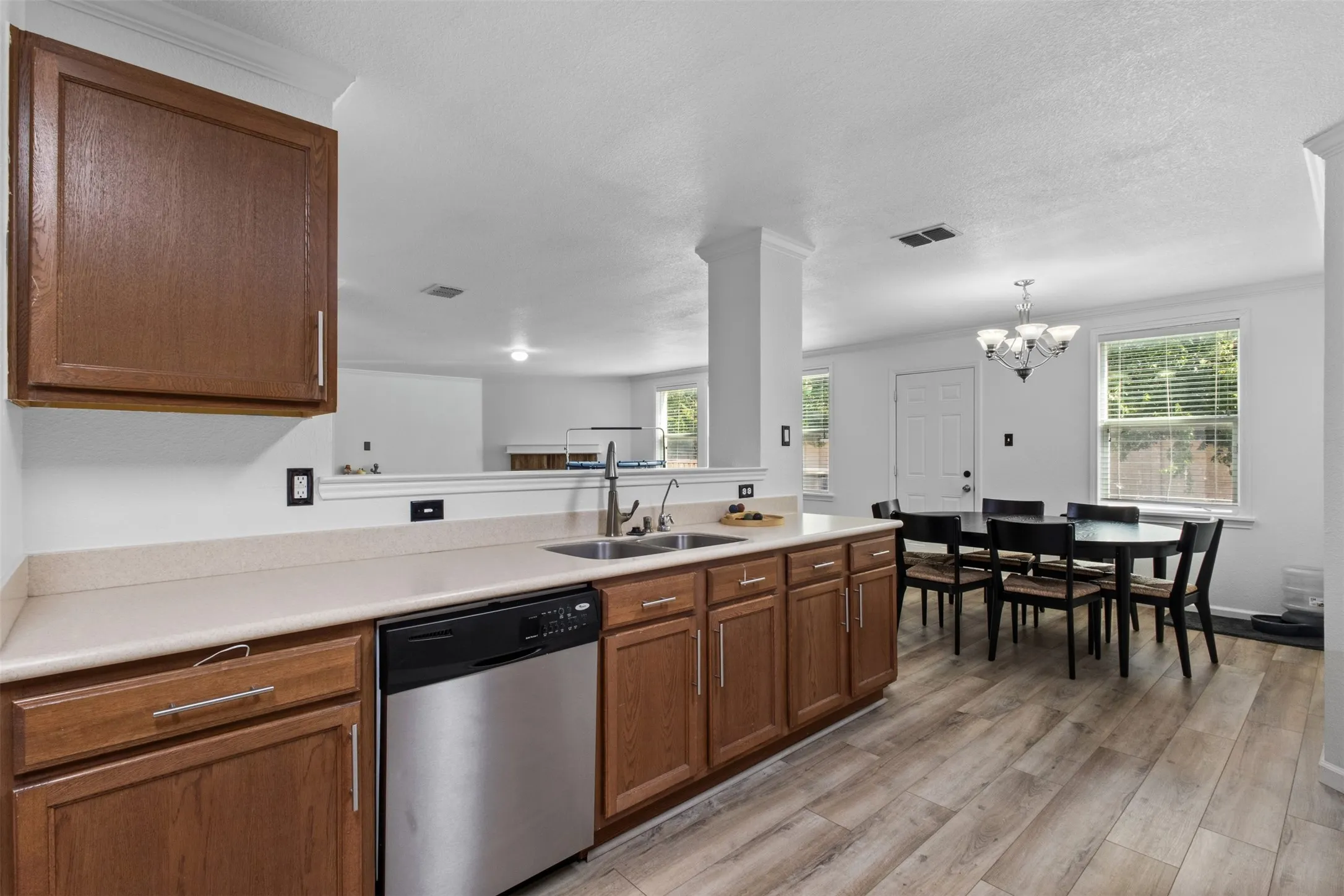 Single Family Residence For Sale in Tarrant County , 8005 York Beach Place, Arlington, Texas 76002, 5 Bedroom, 4 Bathroom, 2 Garage spaces, 4,115 Sqft, built in 2006, mls#21386742, Real Estate Agent in Arlington, Homes For Sale in Tarrant county, Homes For Sale in Arlington, Realtor in Arlington Texas, Real Estate Brokerage Independent Realty Texas, Luminita Cordes Realtor