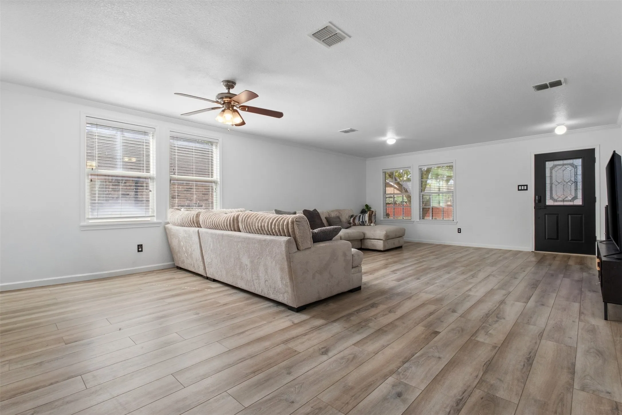 Single Family Residence For Sale in Tarrant County , 8005 York Beach Place, Arlington, Texas 76002, 5 Bedroom, 4 Bathroom, 2 Garage spaces, 4,115 Sqft, built in 2006, mls#21386742, Real Estate Agent in Arlington, Homes For Sale in Tarrant county, Homes For Sale in Arlington, Realtor in Arlington Texas, Real Estate Brokerage Independent Realty Texas, Luminita Cordes Realtor