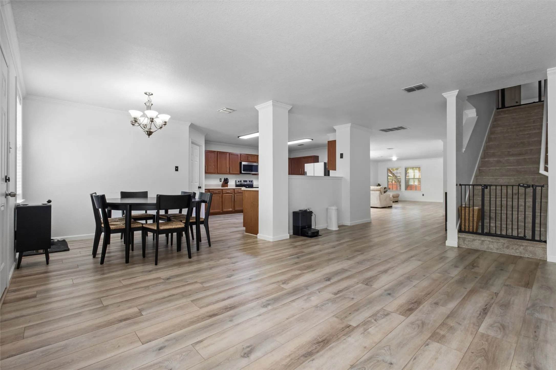 Single Family Residence For Sale in Tarrant County , 8005 York Beach Place, Arlington, Texas 76002, 5 Bedroom, 4 Bathroom, 2 Garage spaces, 4,115 Sqft, built in 2006, mls#21386742, Real Estate Agent in Arlington, Homes For Sale in Tarrant county, Homes For Sale in Arlington, Realtor in Arlington Texas, Real Estate Brokerage Independent Realty Texas, Luminita Cordes Realtor