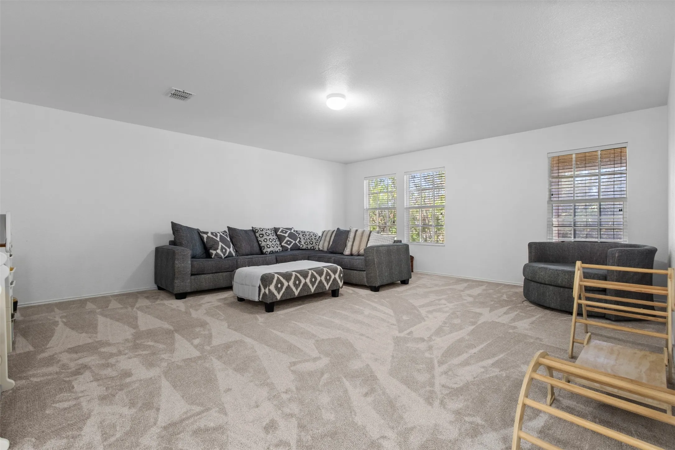 Single Family Residence For Sale in Tarrant County , 8005 York Beach Place, Arlington, Texas 76002, 5 Bedroom, 4 Bathroom, 2 Garage spaces, 4,115 Sqft, built in 2006, mls#21386742, Real Estate Agent in Arlington, Homes For Sale in Tarrant county, Homes For Sale in Arlington, Realtor in Arlington Texas, Real Estate Brokerage Independent Realty Texas, Luminita Cordes Realtor