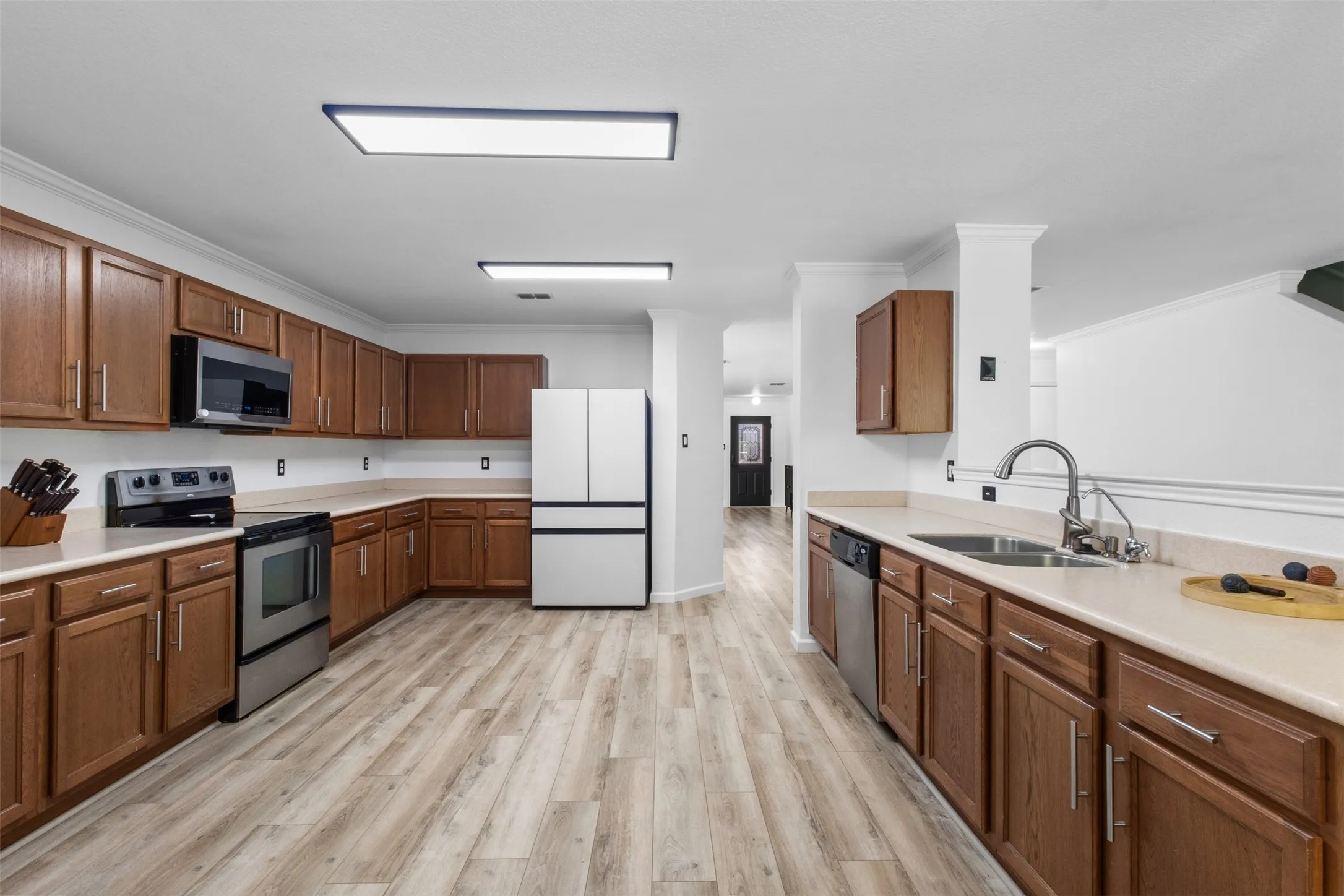 Single Family Residence For Sale in Tarrant County , 8005 York Beach Place, Arlington, Texas 76002, 5 Bedroom, 4 Bathroom, 2 Garage spaces, 4,115 Sqft, built in 2006, mls#21386742, Real Estate Agent in Arlington, Homes For Sale in Tarrant county, Homes For Sale in Arlington, Realtor in Arlington Texas, Real Estate Brokerage Independent Realty Texas, Luminita Cordes Realtor
