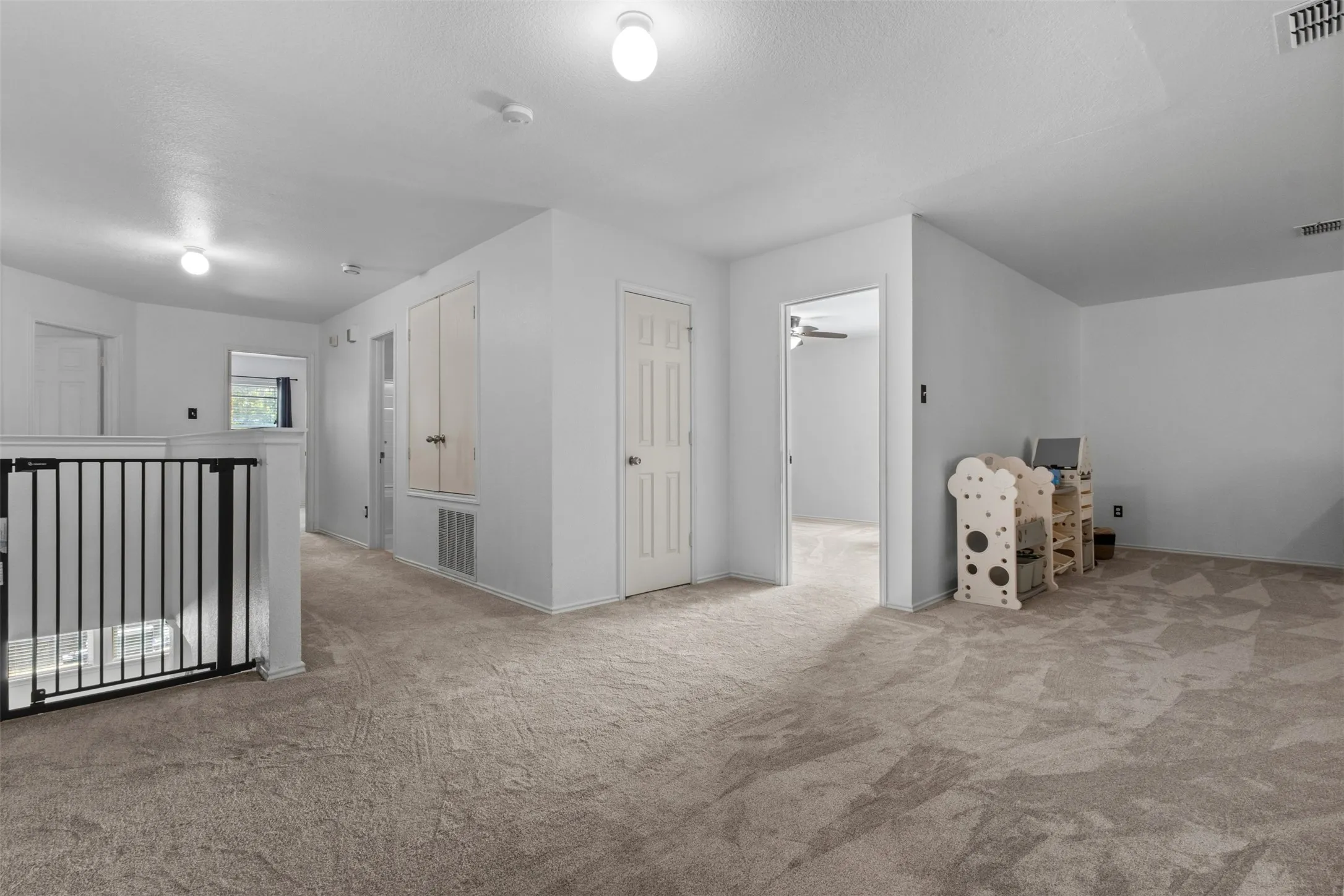 Single Family Residence For Sale in Tarrant County , 8005 York Beach Place, Arlington, Texas 76002, 5 Bedroom, 4 Bathroom, 2 Garage spaces, 4,115 Sqft, built in 2006, mls#21386742, Real Estate Agent in Arlington, Homes For Sale in Tarrant county, Homes For Sale in Arlington, Realtor in Arlington Texas, Real Estate Brokerage Independent Realty Texas, Luminita Cordes Realtor