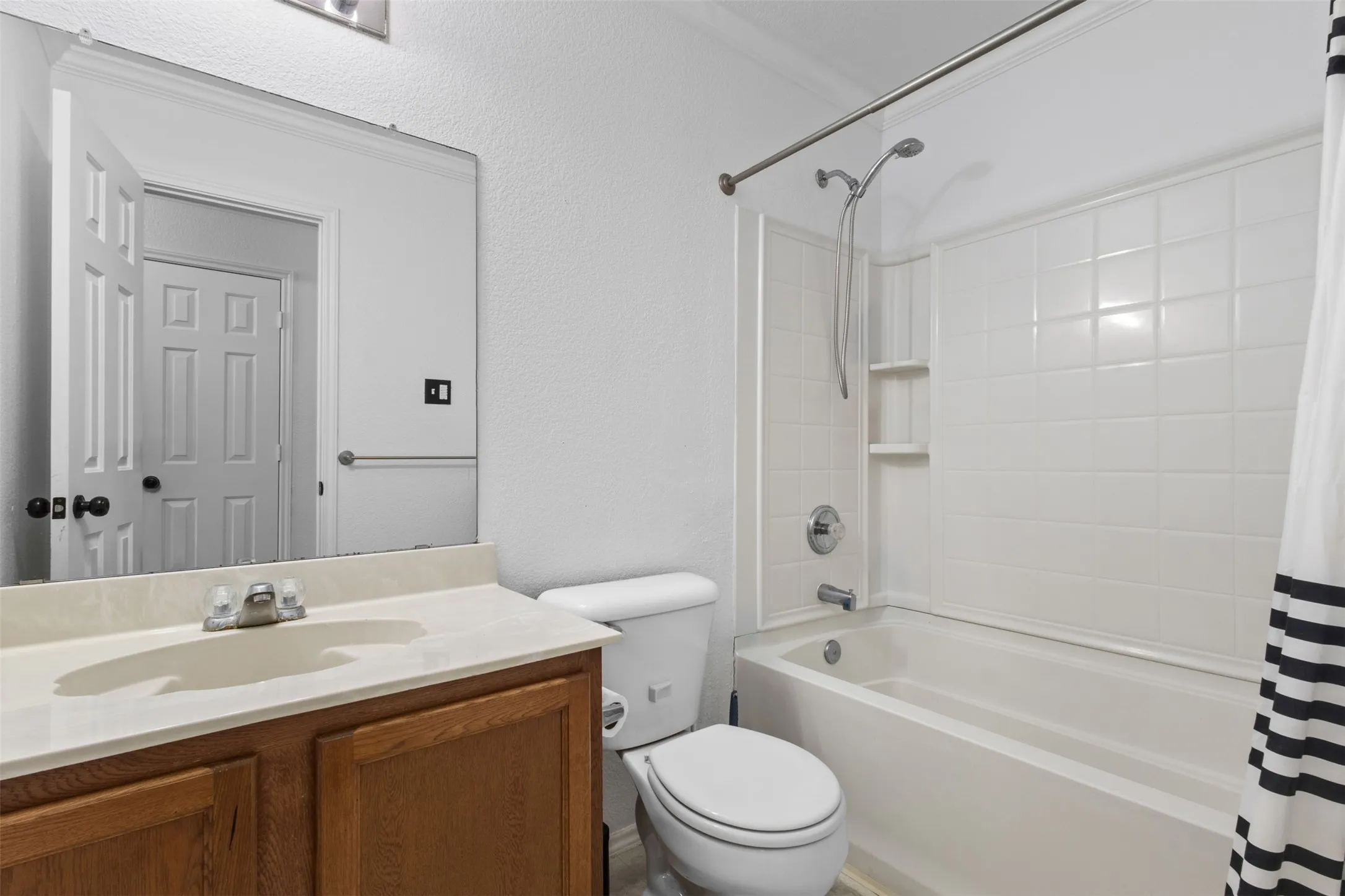 Single Family Residence For Sale in Tarrant County , 8005 York Beach Place, Arlington, Texas 76002, 5 Bedroom, 4 Bathroom, 2 Garage spaces, 4,115 Sqft, built in 2006, mls#21386742, Real Estate Agent in Arlington, Homes For Sale in Tarrant county, Homes For Sale in Arlington, Realtor in Arlington Texas, Real Estate Brokerage Independent Realty Texas, Luminita Cordes Realtor